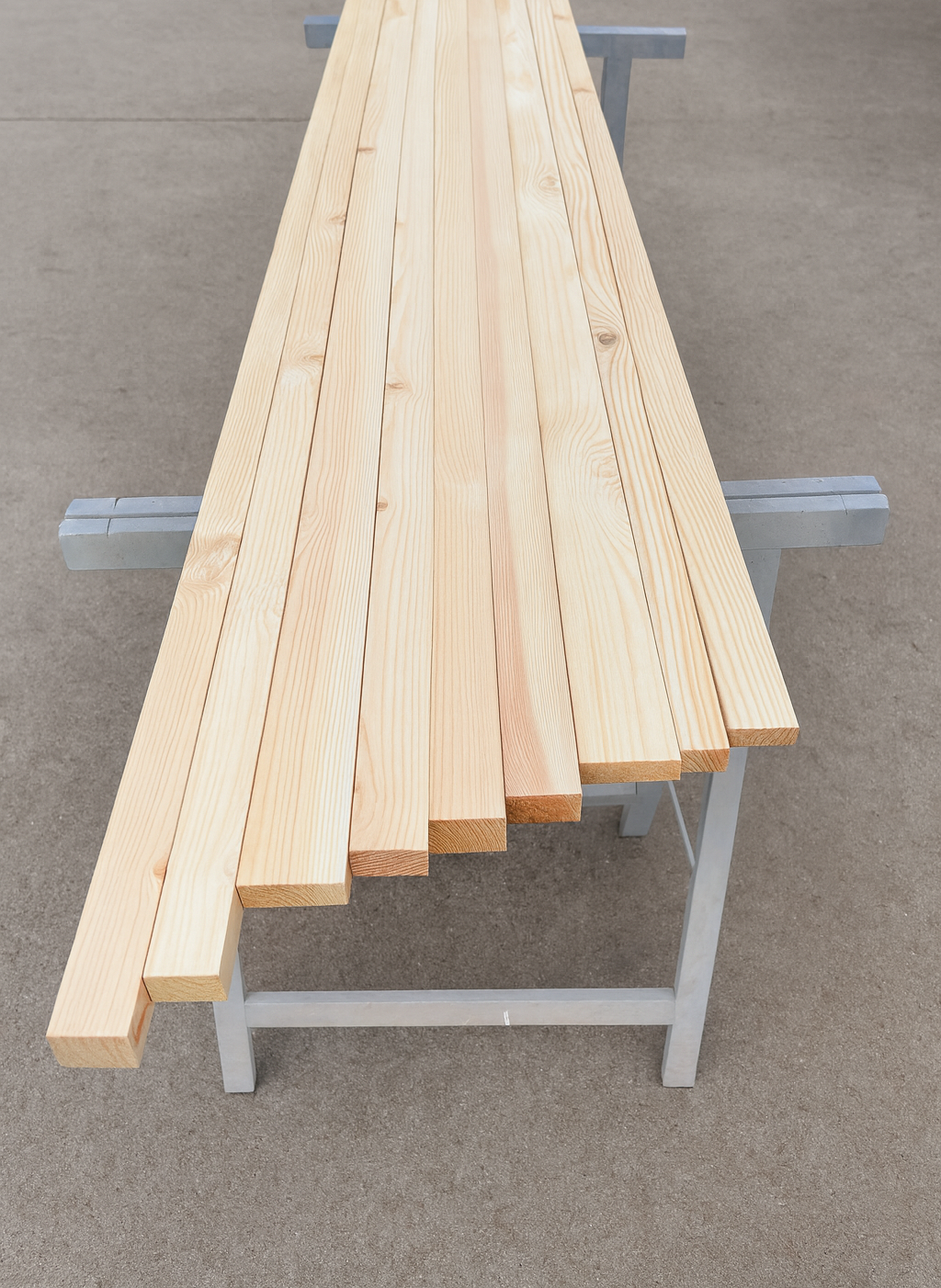 Legary podłogowe z drewna sosnowego.