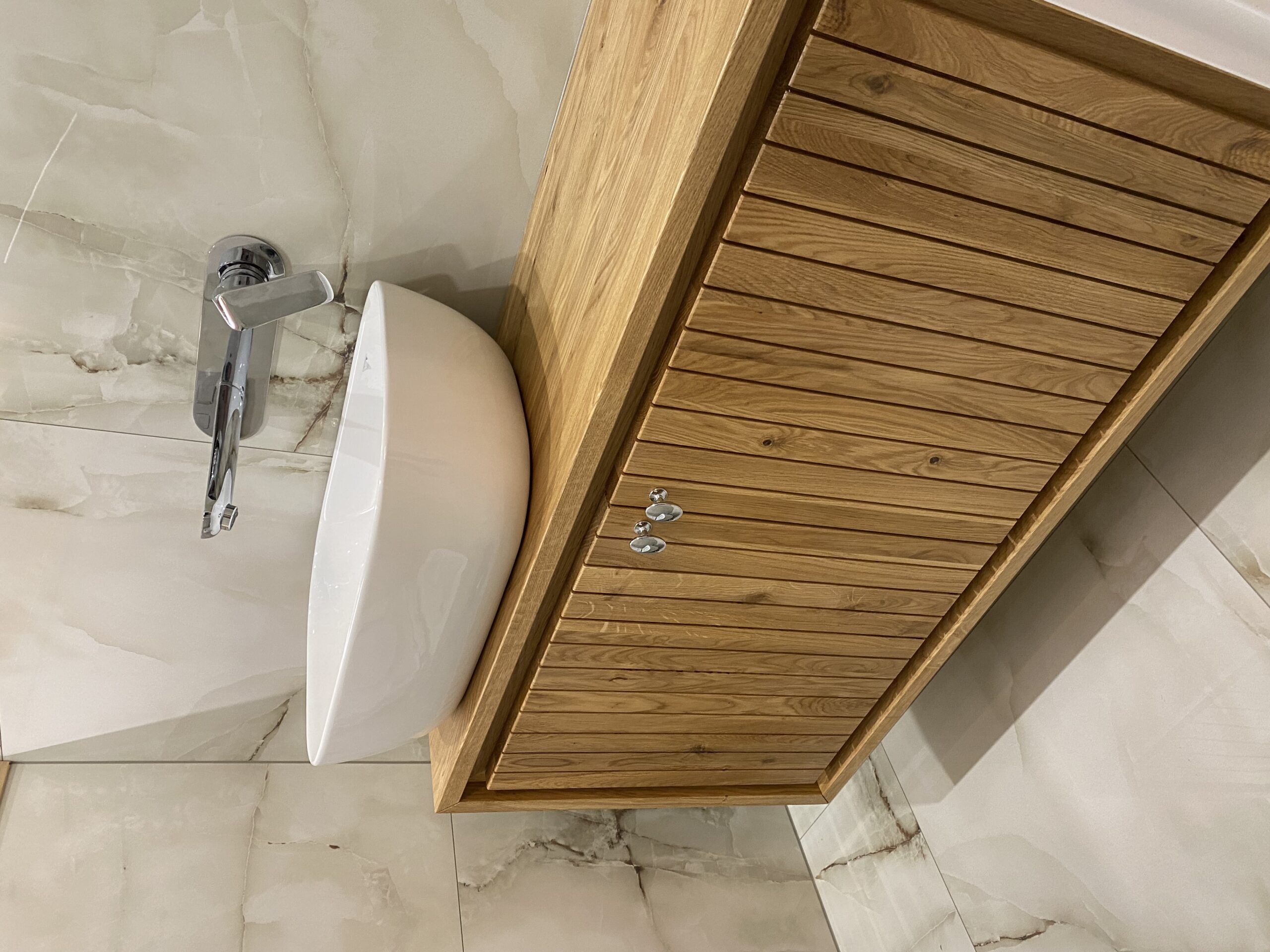 Blat dębowy naturalny – klasyczne drewno