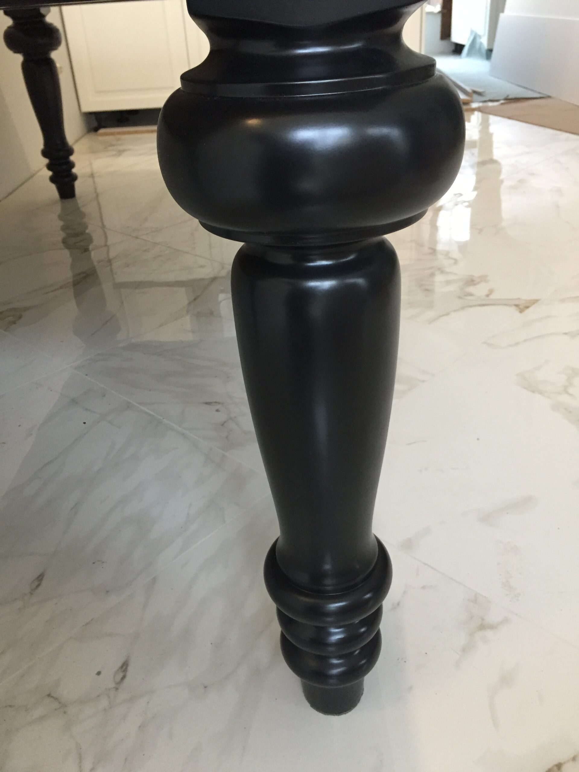 Noga drewniana toczona do wyspy kuchennej