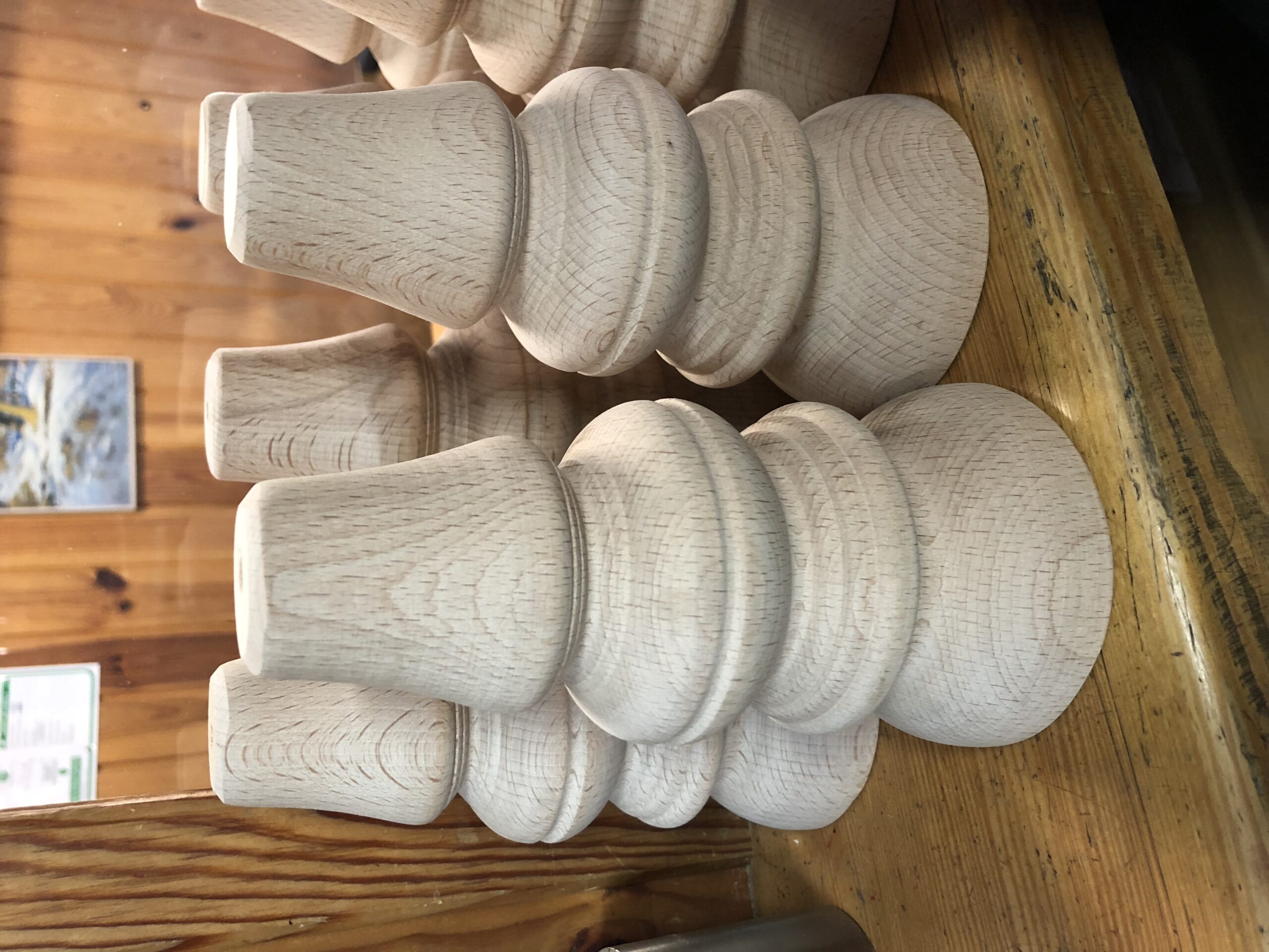 Drewniany element toczony do mebli