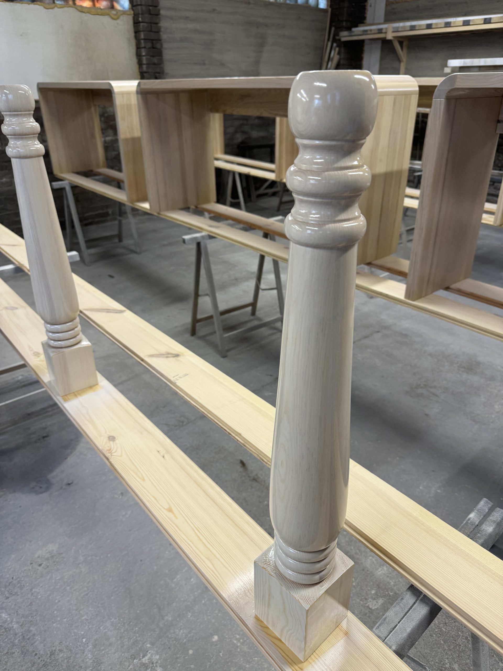 Nowoczesna noga toczona z drewna