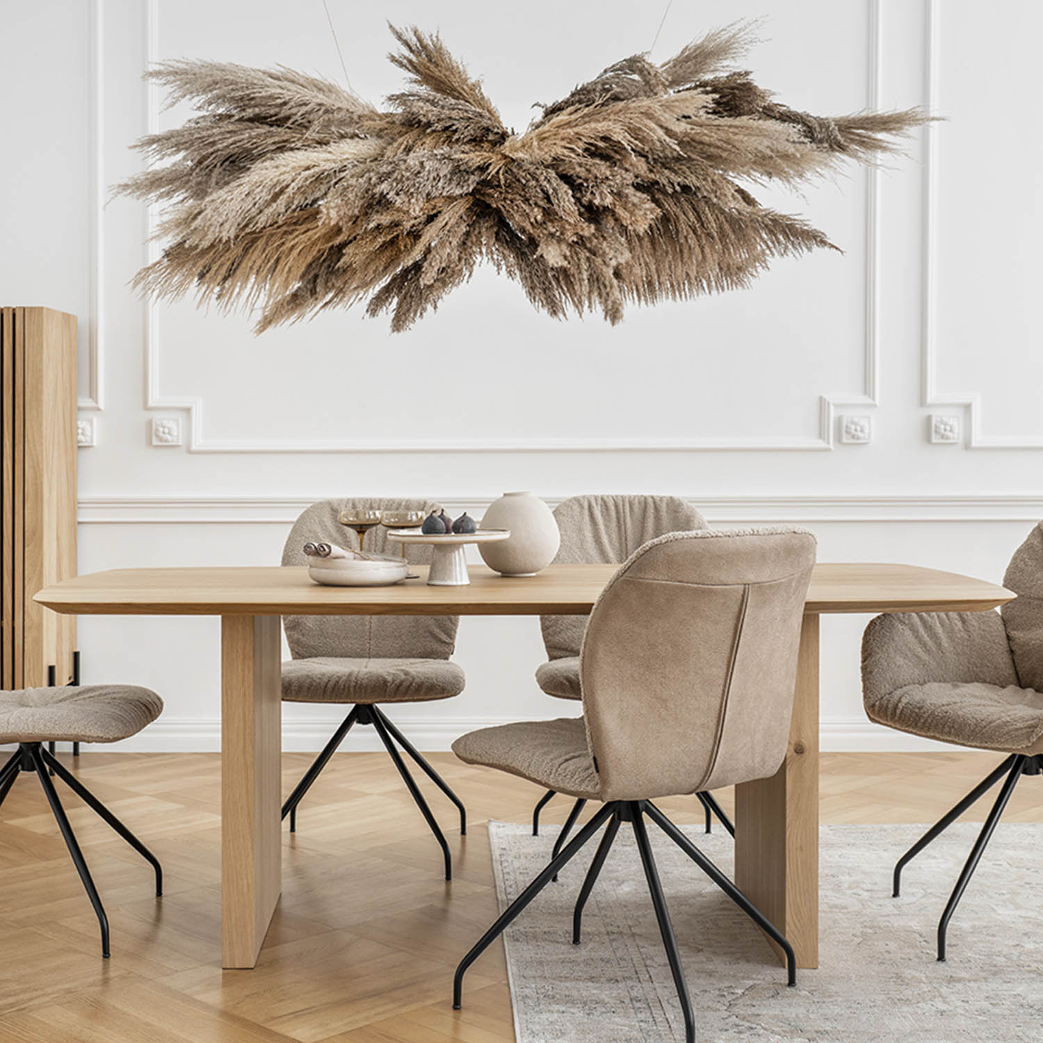 Stół z drewna egzotycznego – naturalne piękno.