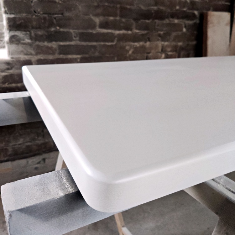 Parapet sosnowy lakierowany – naturalny i estetyczny.