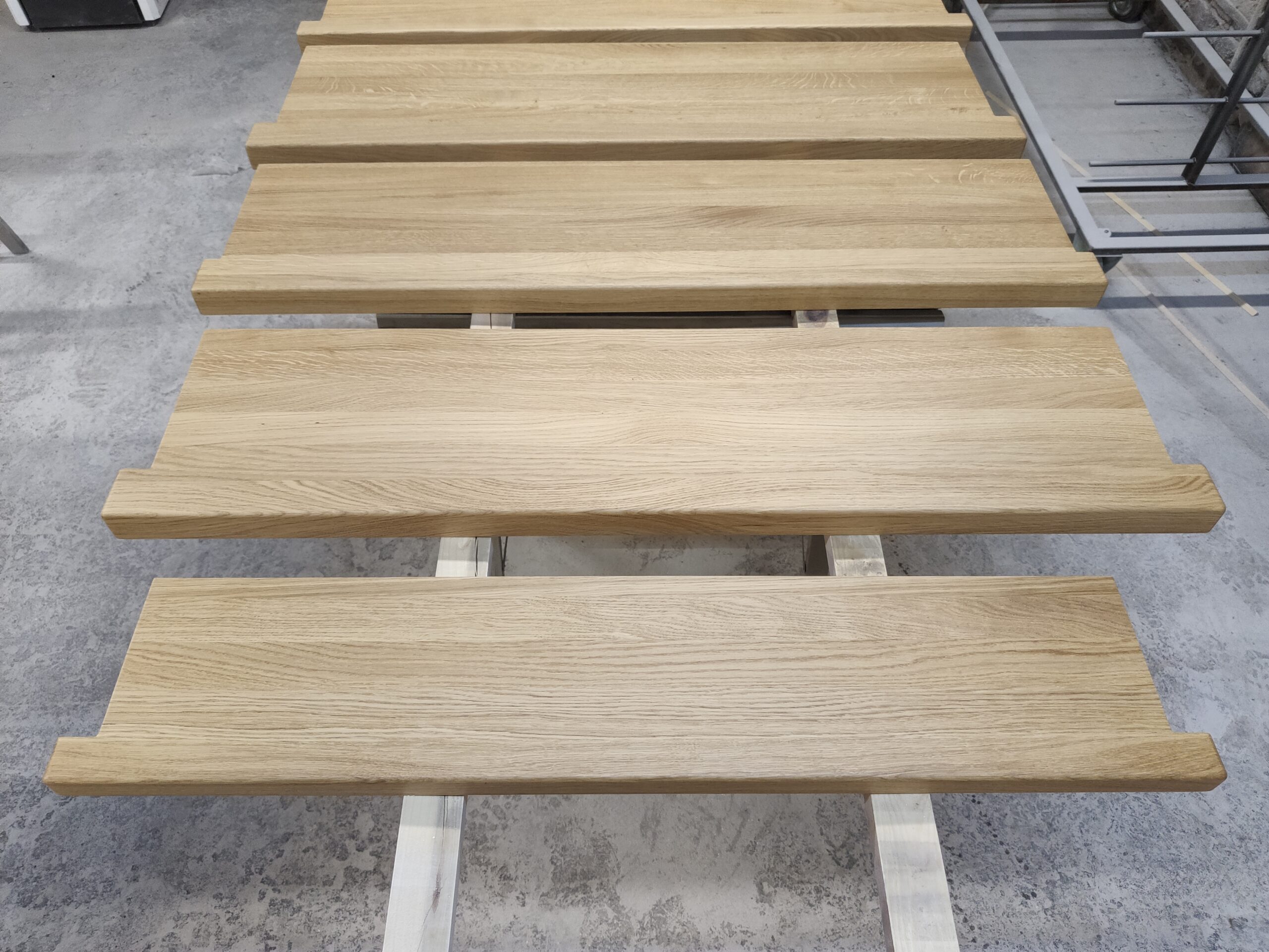 Stół drewniany premium – luksusowe drewno.