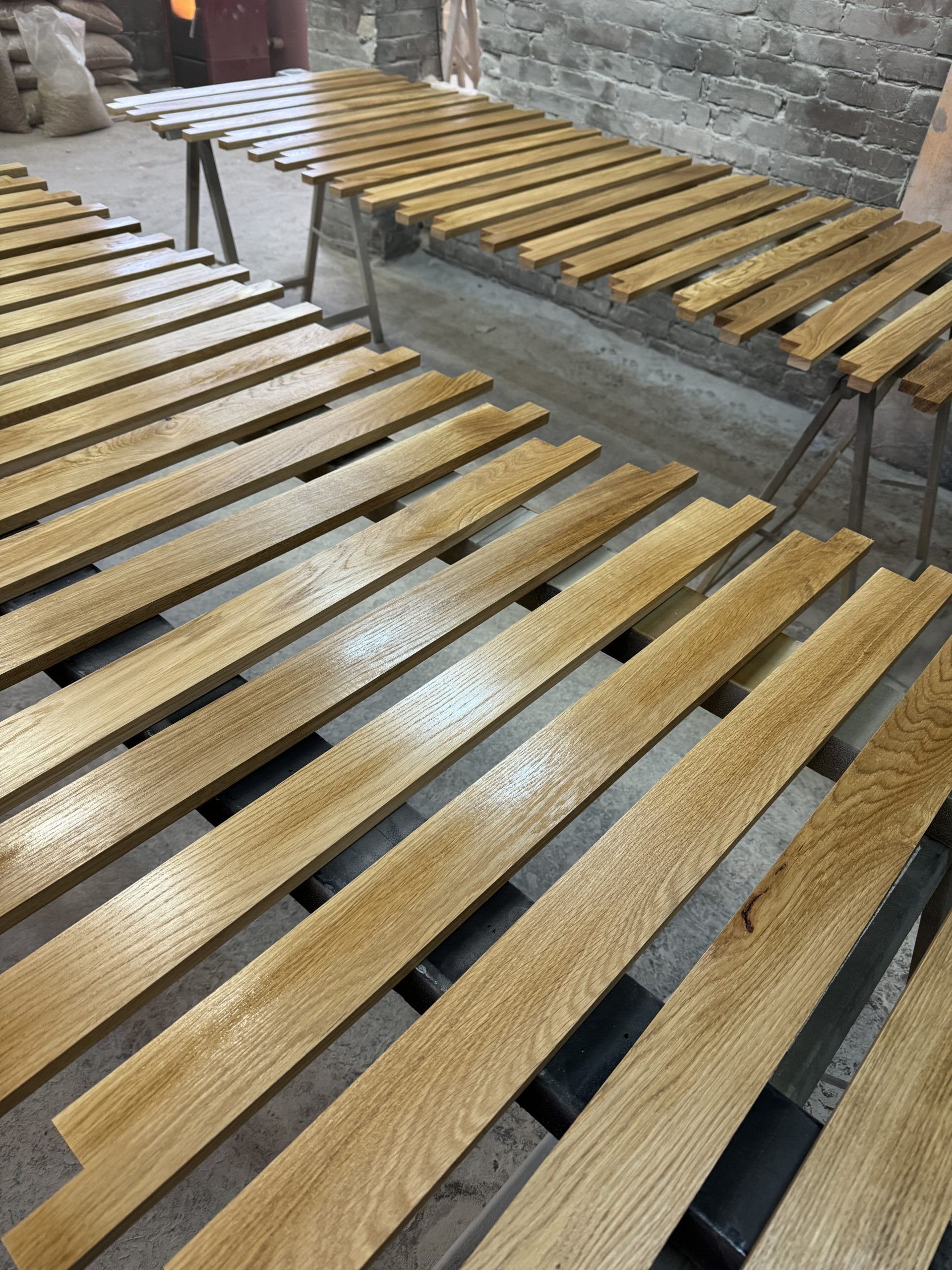 Próg dębowy lakierowany – elegancja i ochrona drewna.