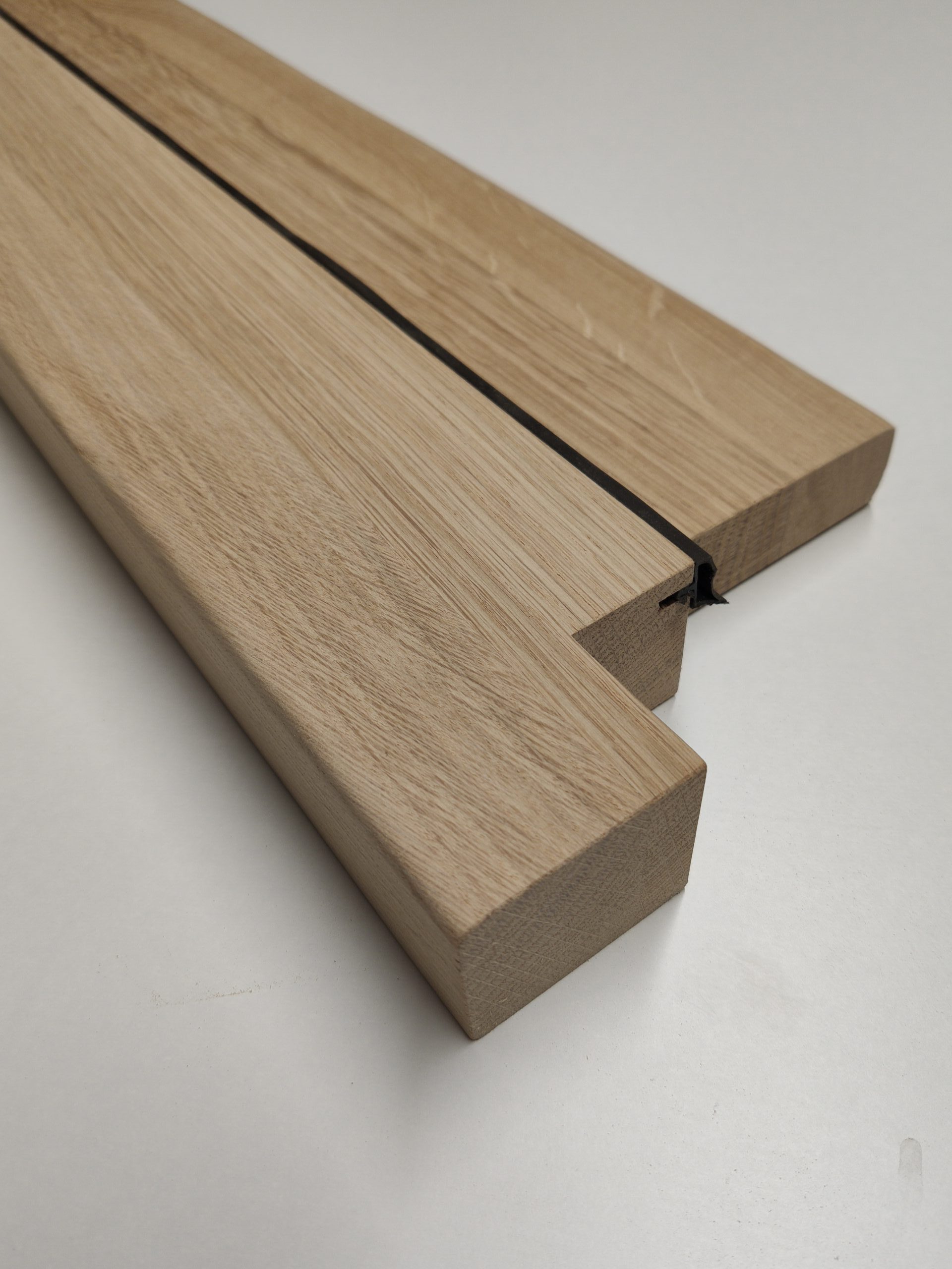 Masywny próg dębowy – solidne drewno.