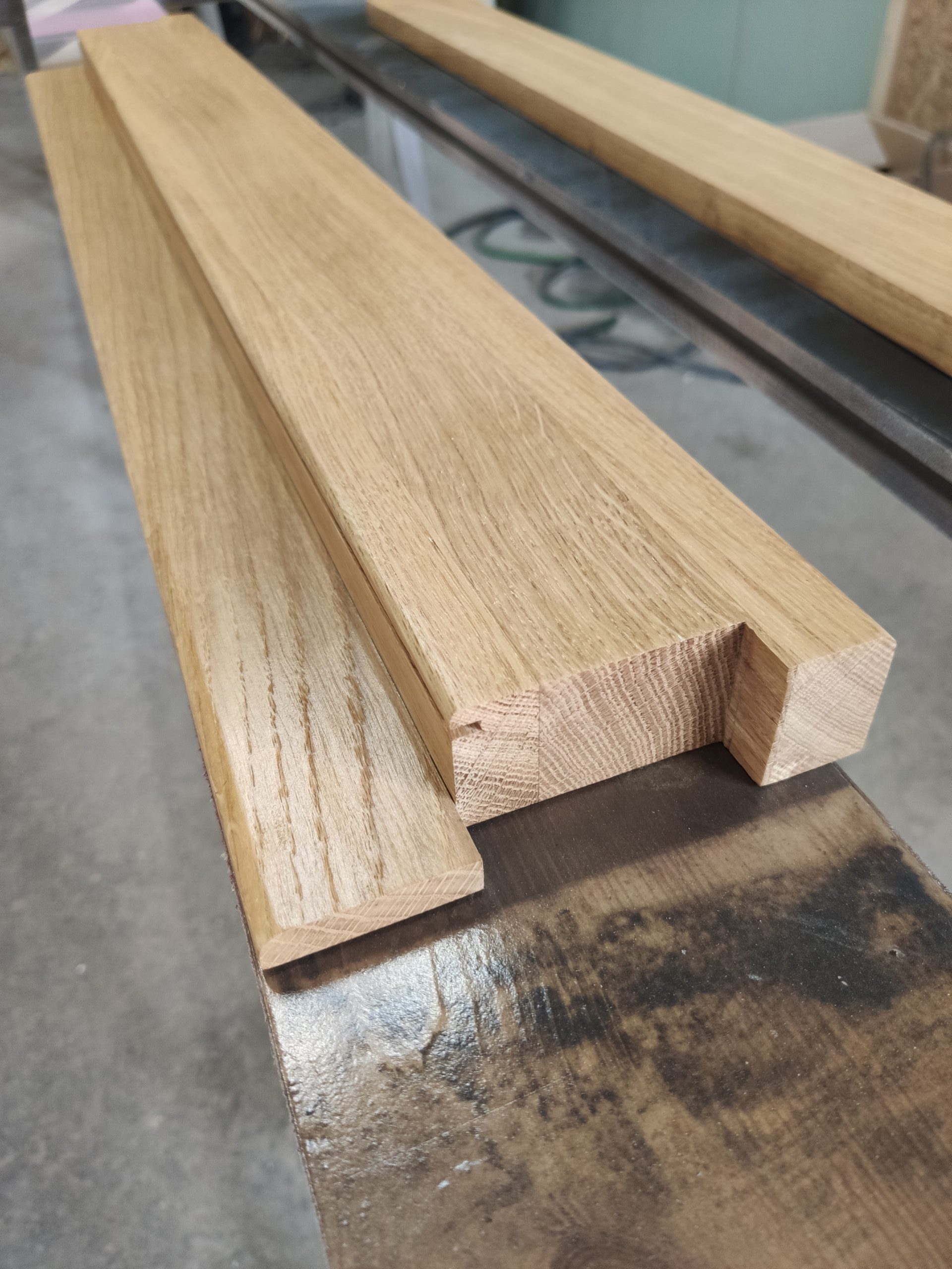 Próg drewniany lakierowany – stylowy i wytrzymały.