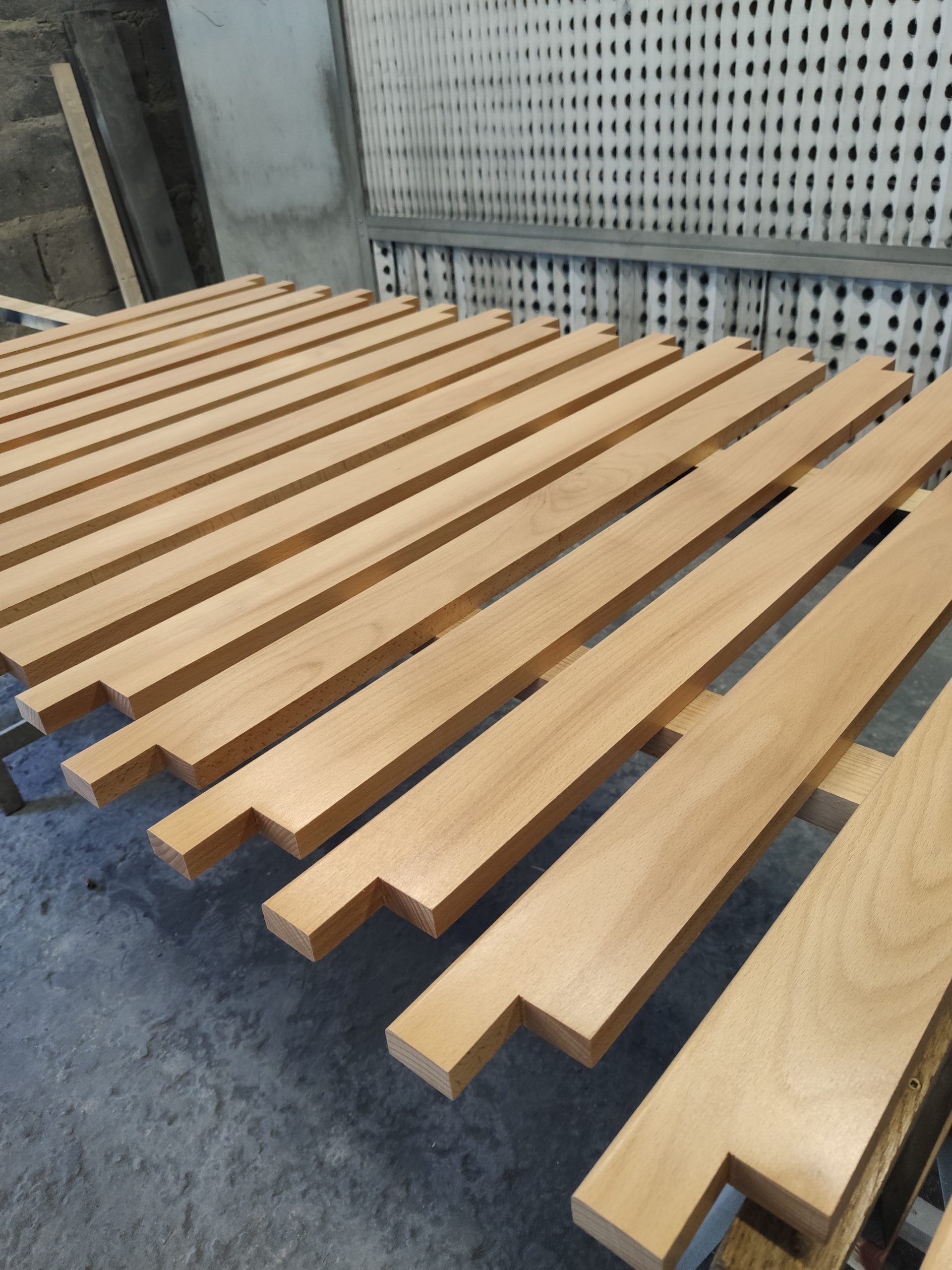 Próg drewniany pod kolor drzwi – indywidualne dopasowanie.