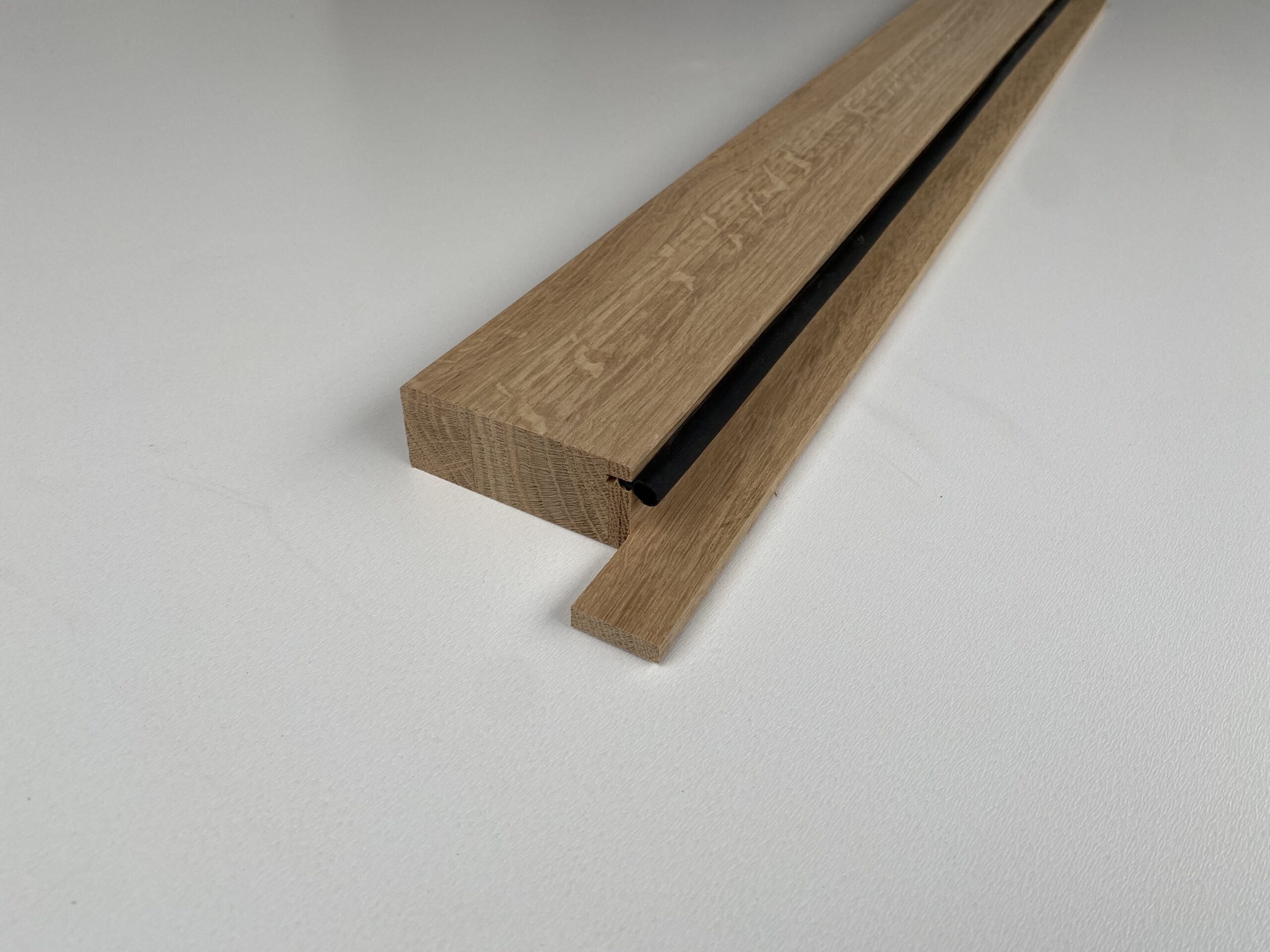 Próg drewniany z uszczelką – praktyczne i szczelne rozwiązanie.