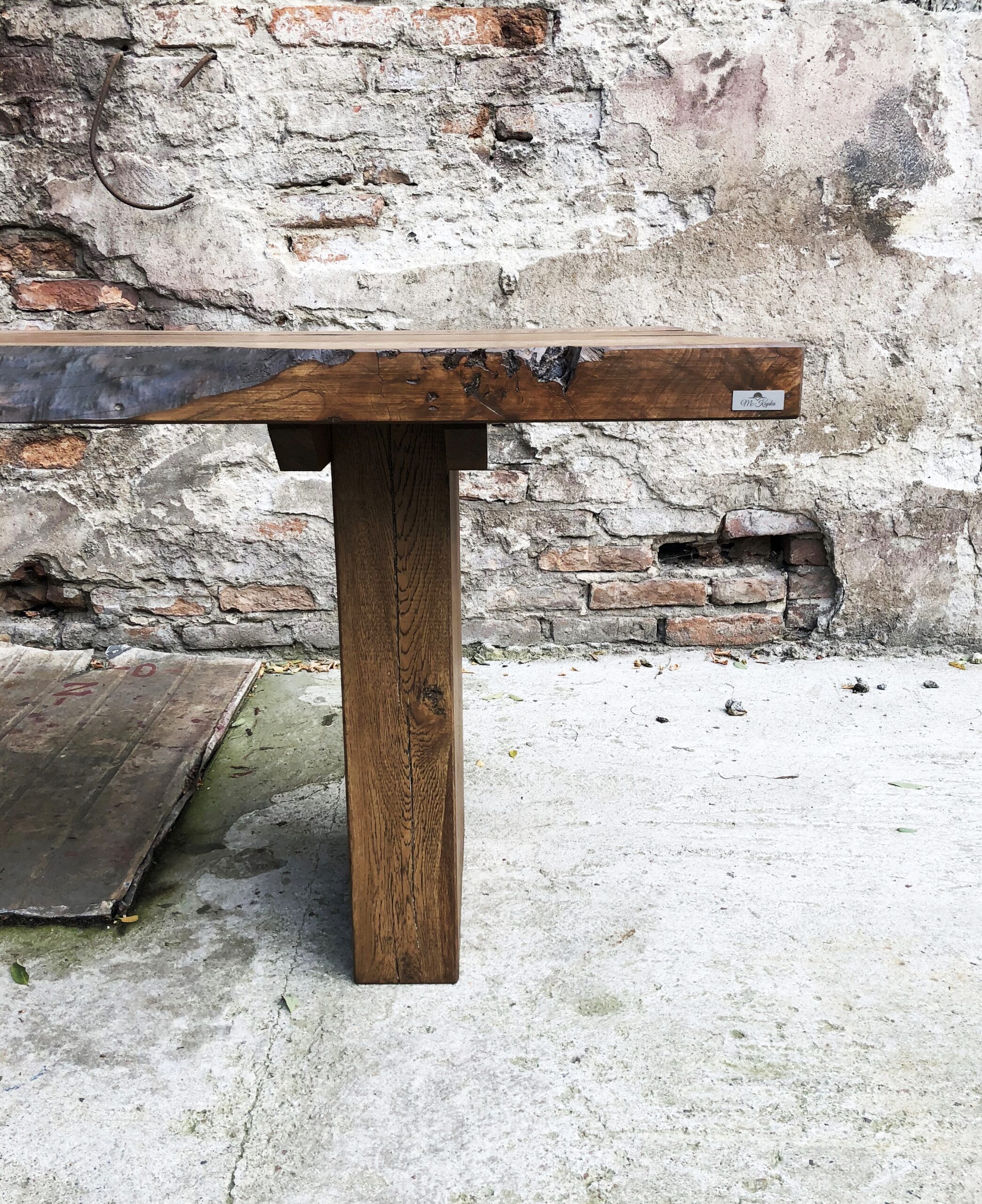 Drewno postarzane do produkcji mebli.