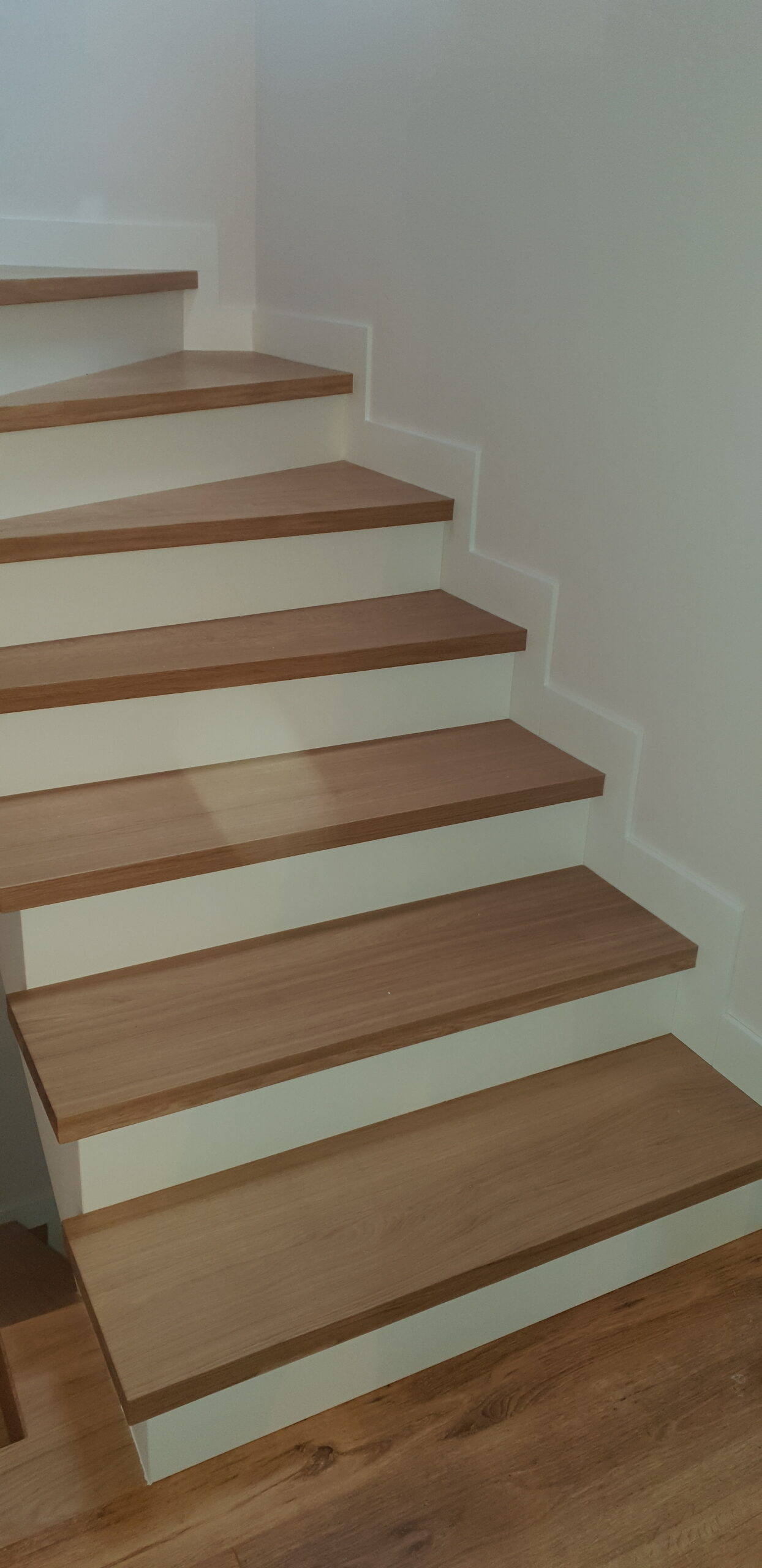 Schody dębowe Warszawa – eleganckie i trwałe