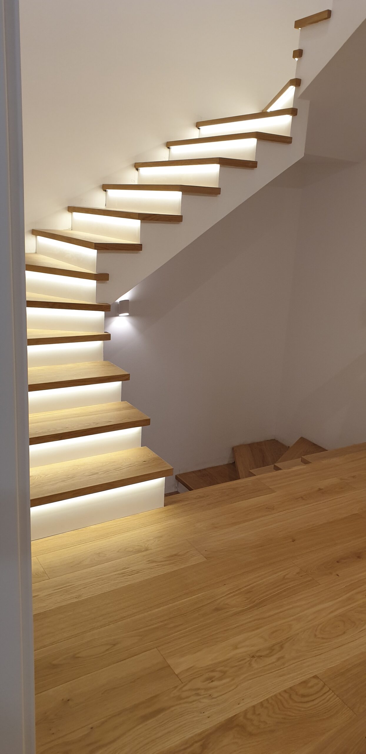 Schody drewniane z LED Warszawa