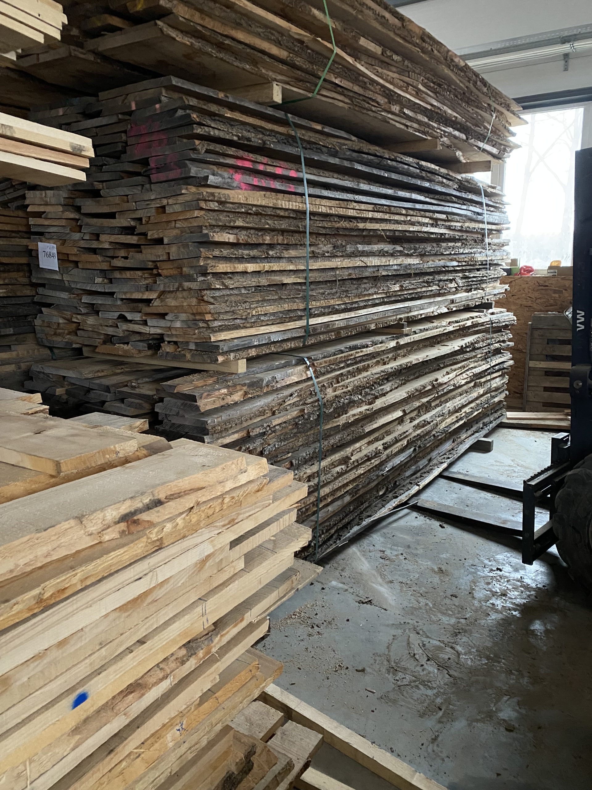 Skład tarcicy – drewno dębowe, jesionowe i orzechowe.