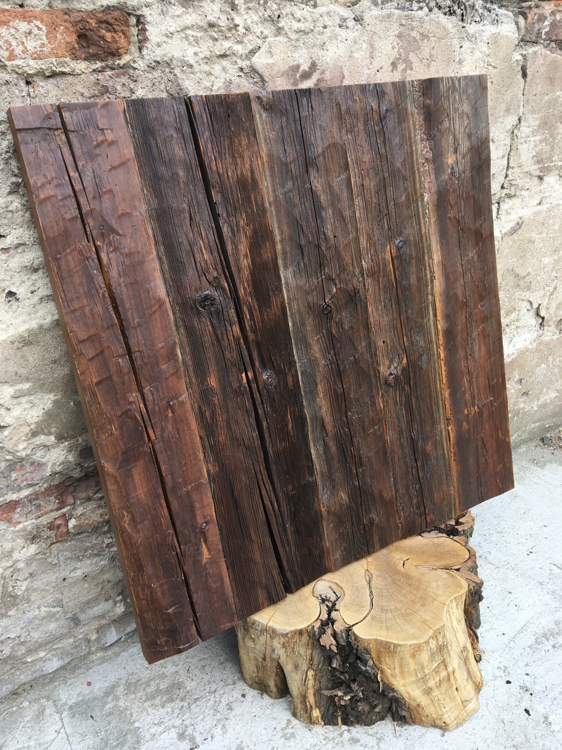 Stare deski dębowe – twarde i trwałe.