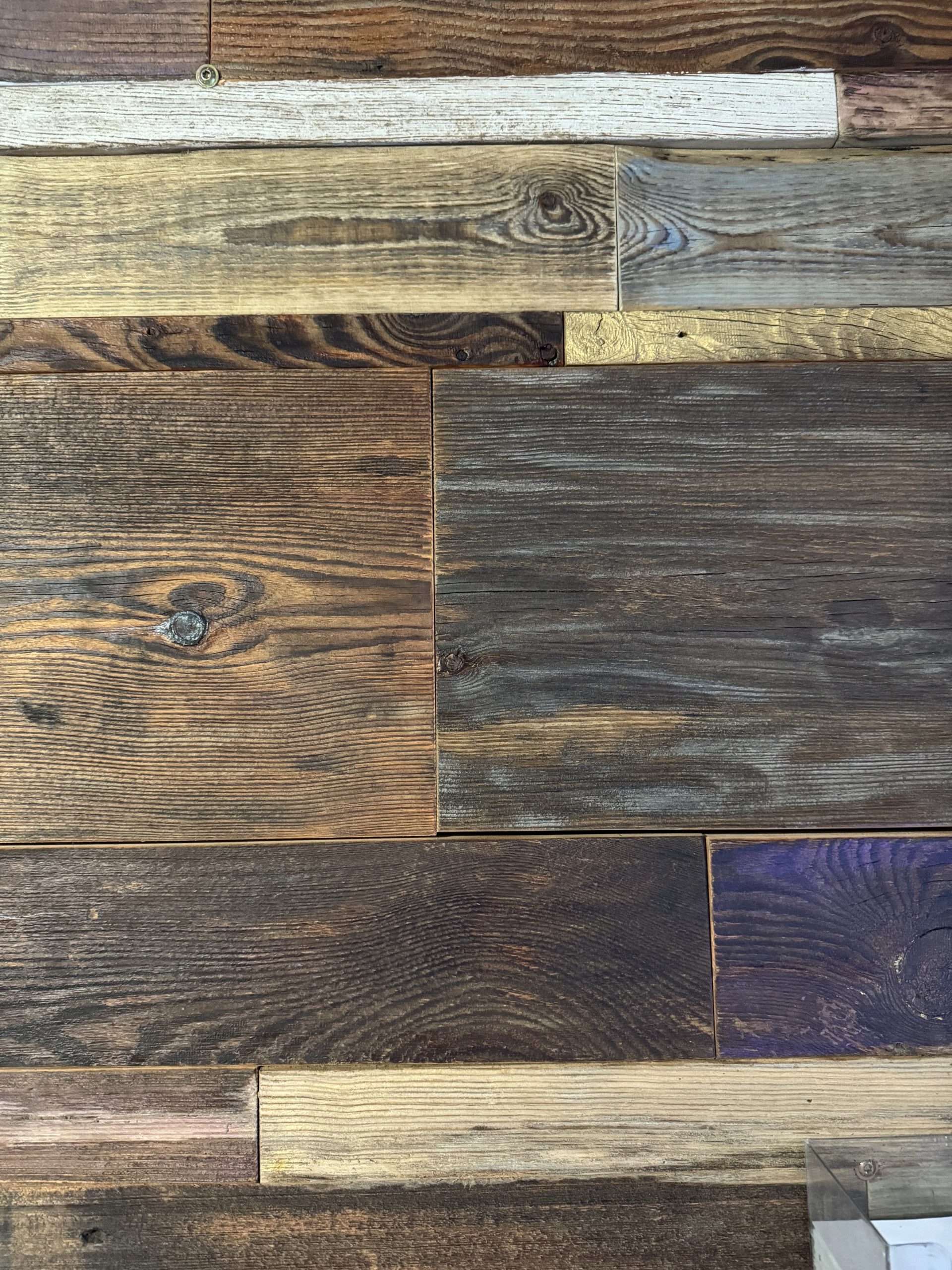 Stare deski na meble – materiał recyklingowy.