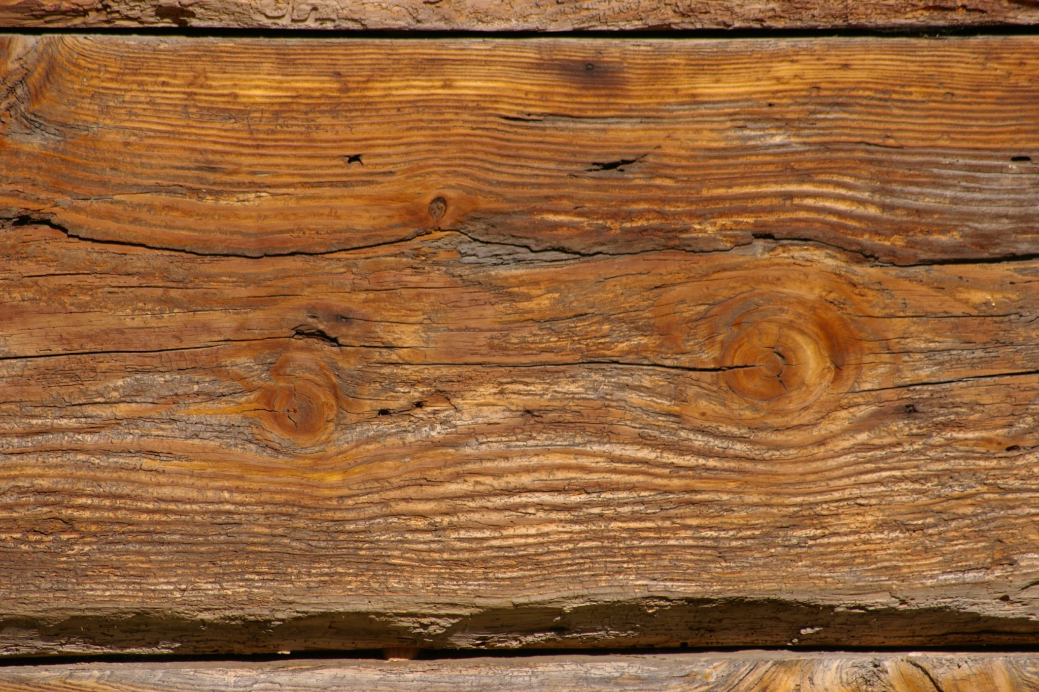 Stare deski na ścianę – efekt rustykalny.