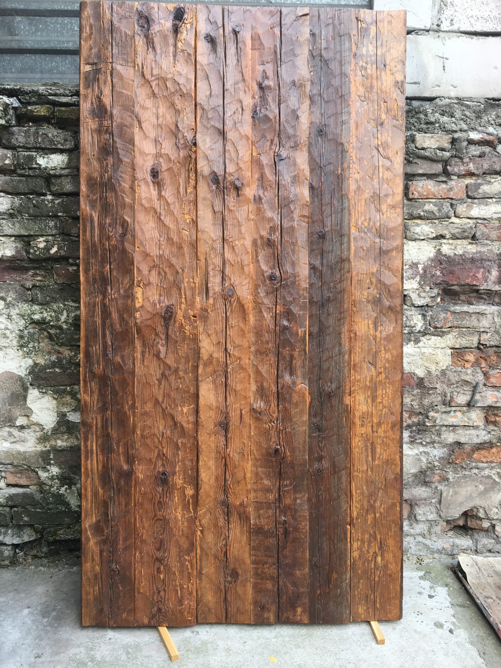 Stare deski na sufit – naturalna dekoracja.