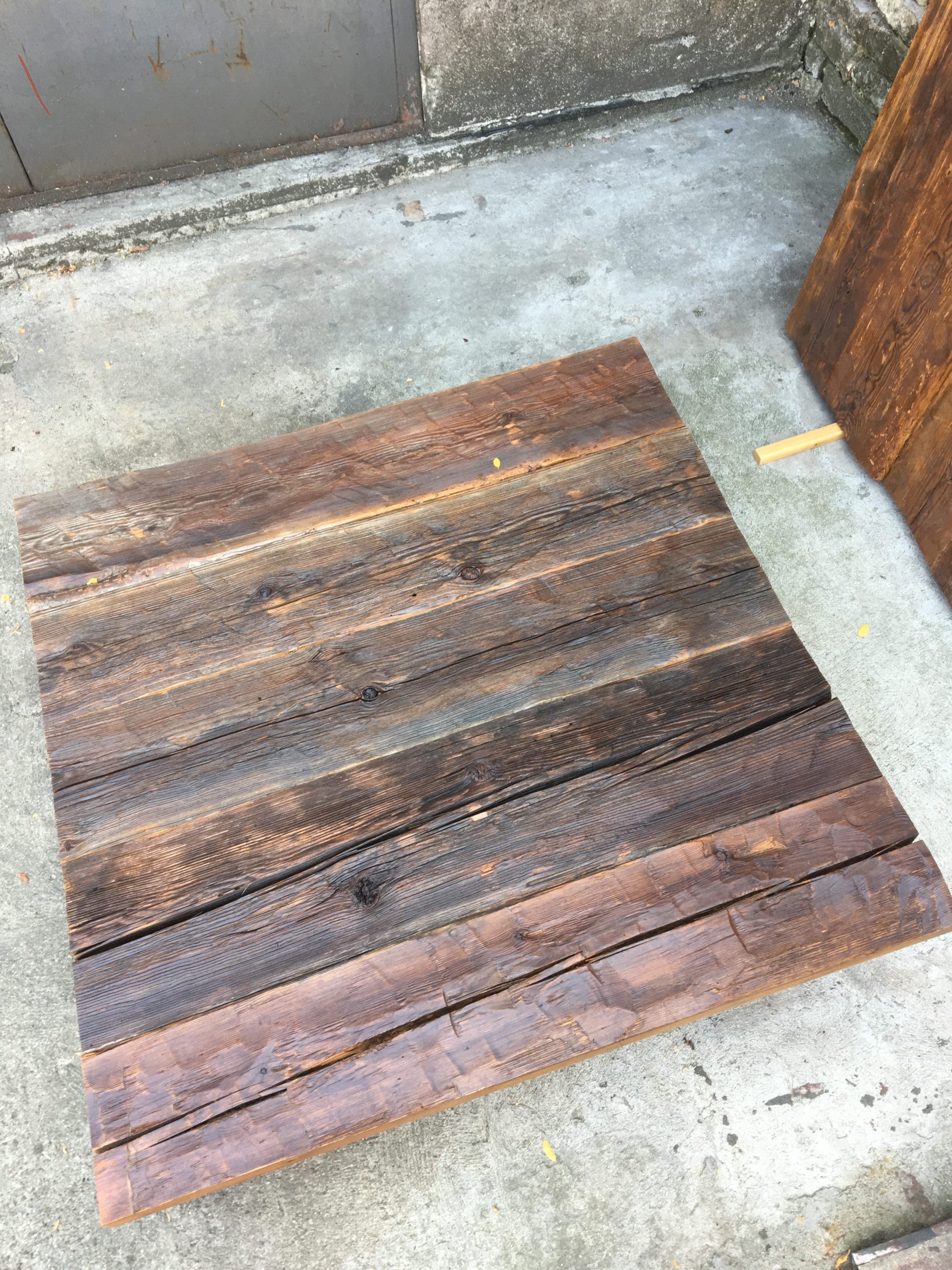 Stare deski podłogowe – drewno po renowacji.