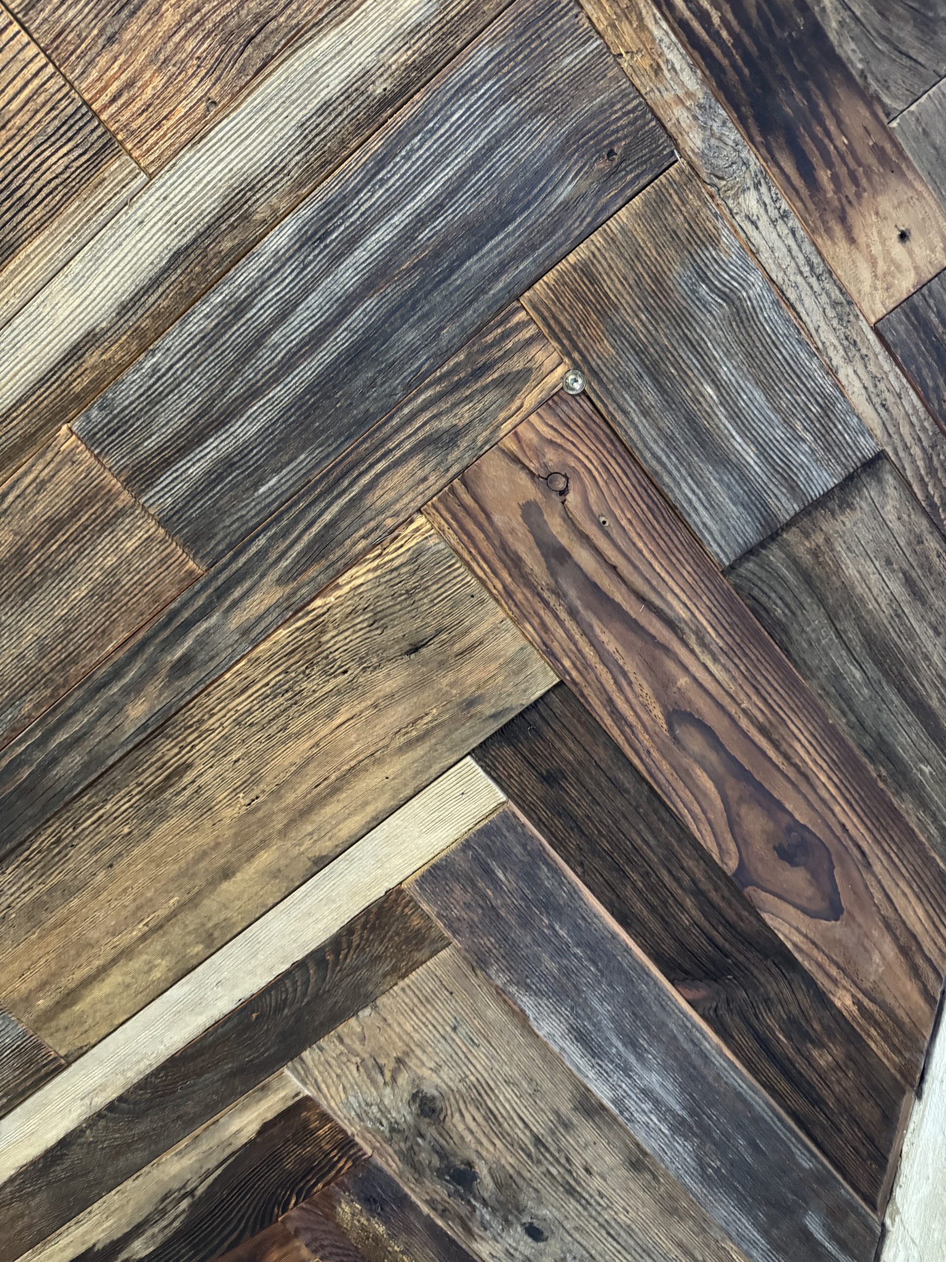 Stare deski sosnowe – lekkie i naturalne drewno.