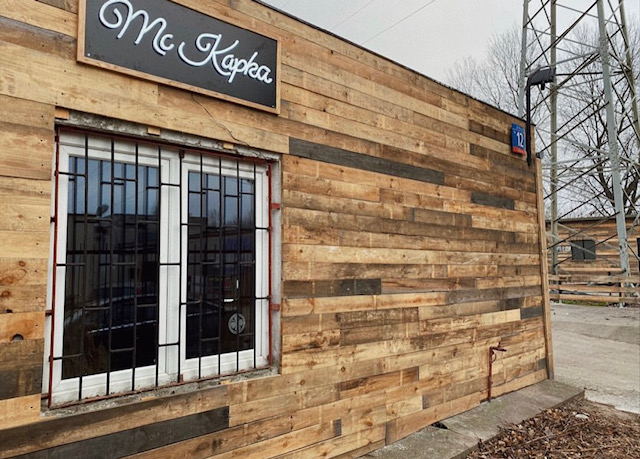 Stare deski z rozbiórki – drewno z odzysku.