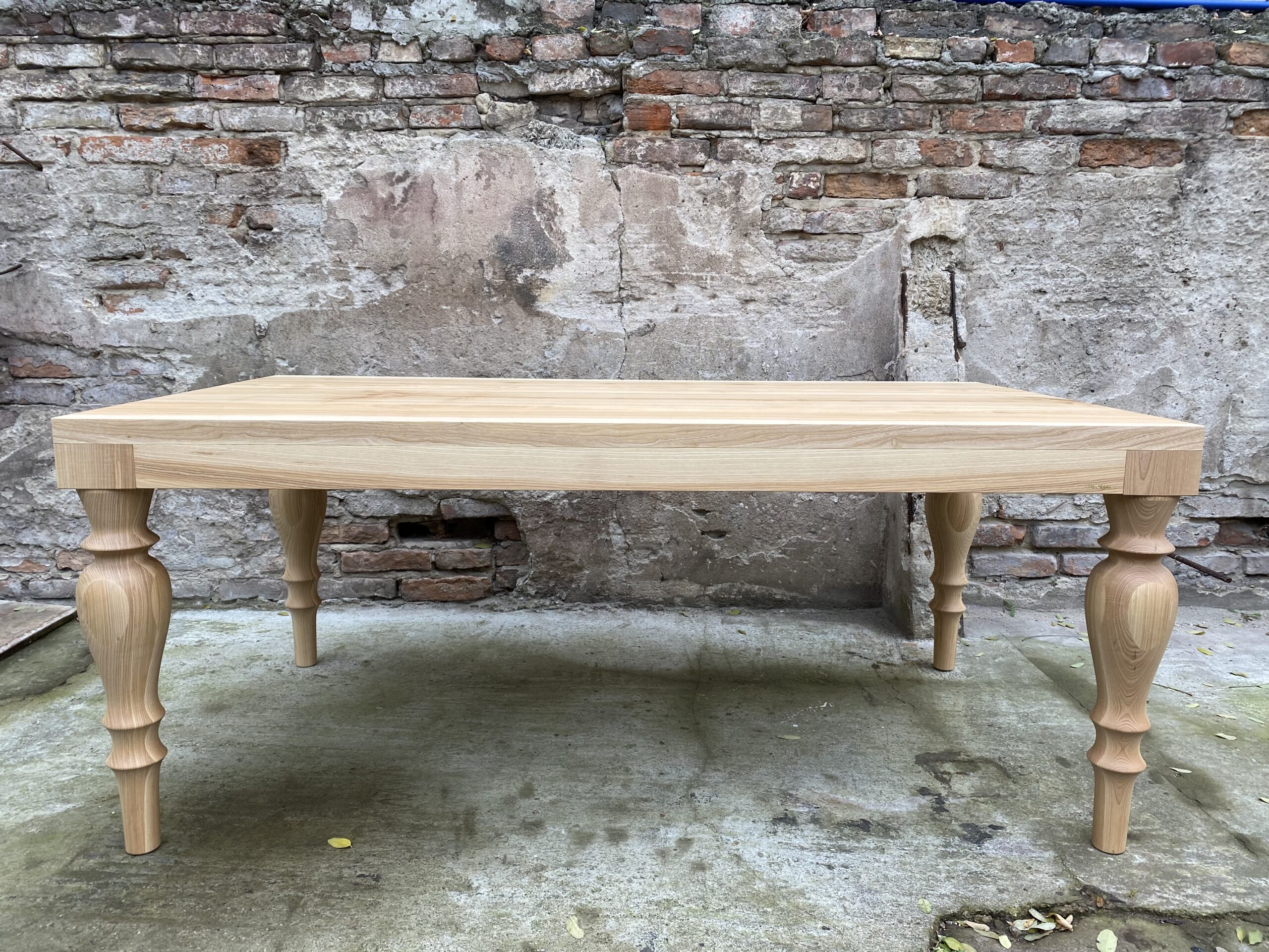 Stół dębowy do jadalni – elegancja i funkcjonalność.