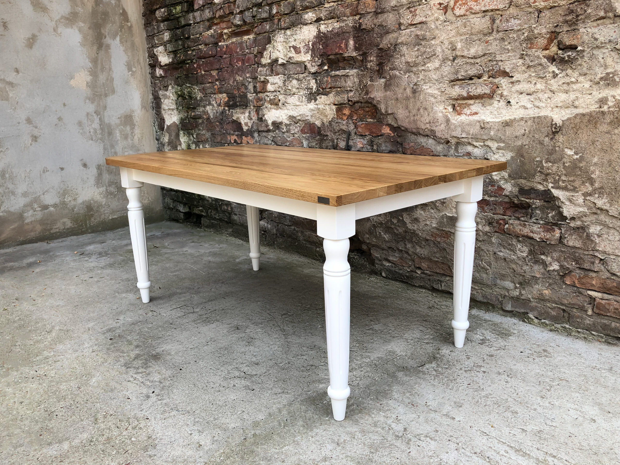 Stół dębowy do kuchni – praktyczny i stylowy.