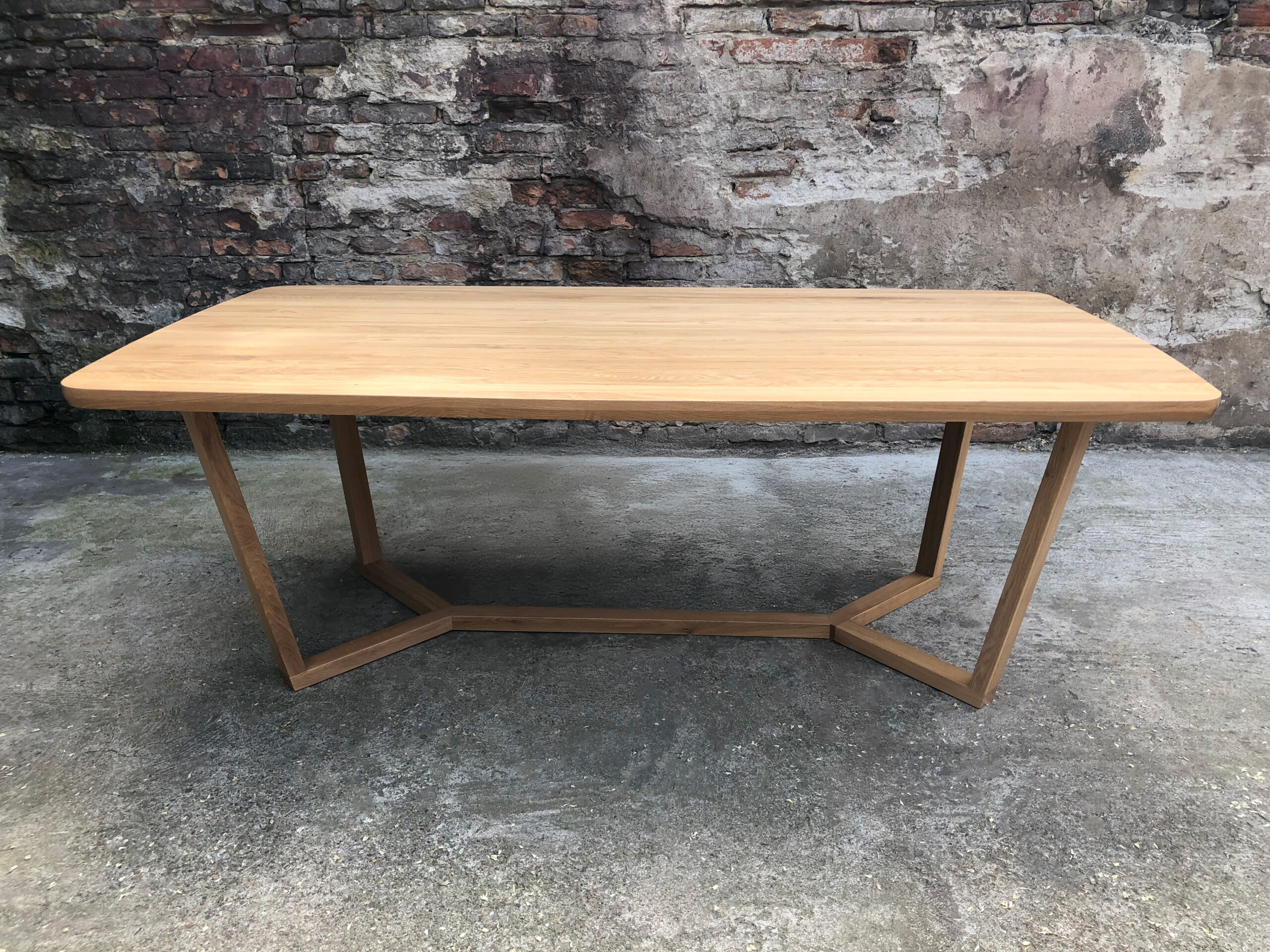 Stół dębowy do salonu – solidny i elegancki.