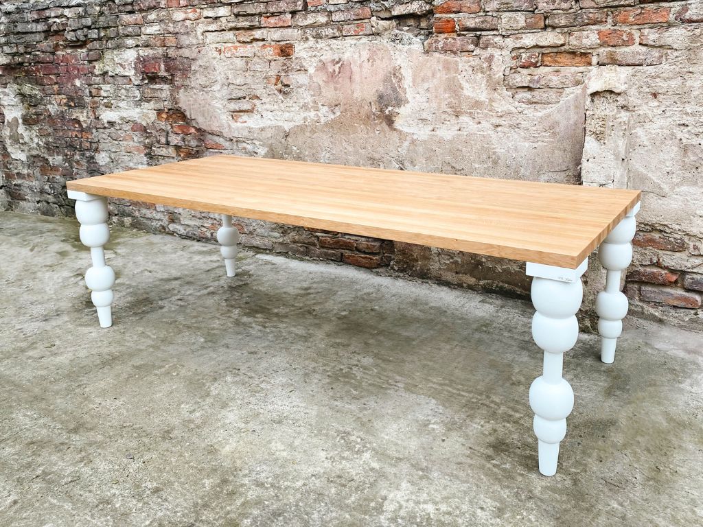 Stół dębowy lity – naturalna elegancja.