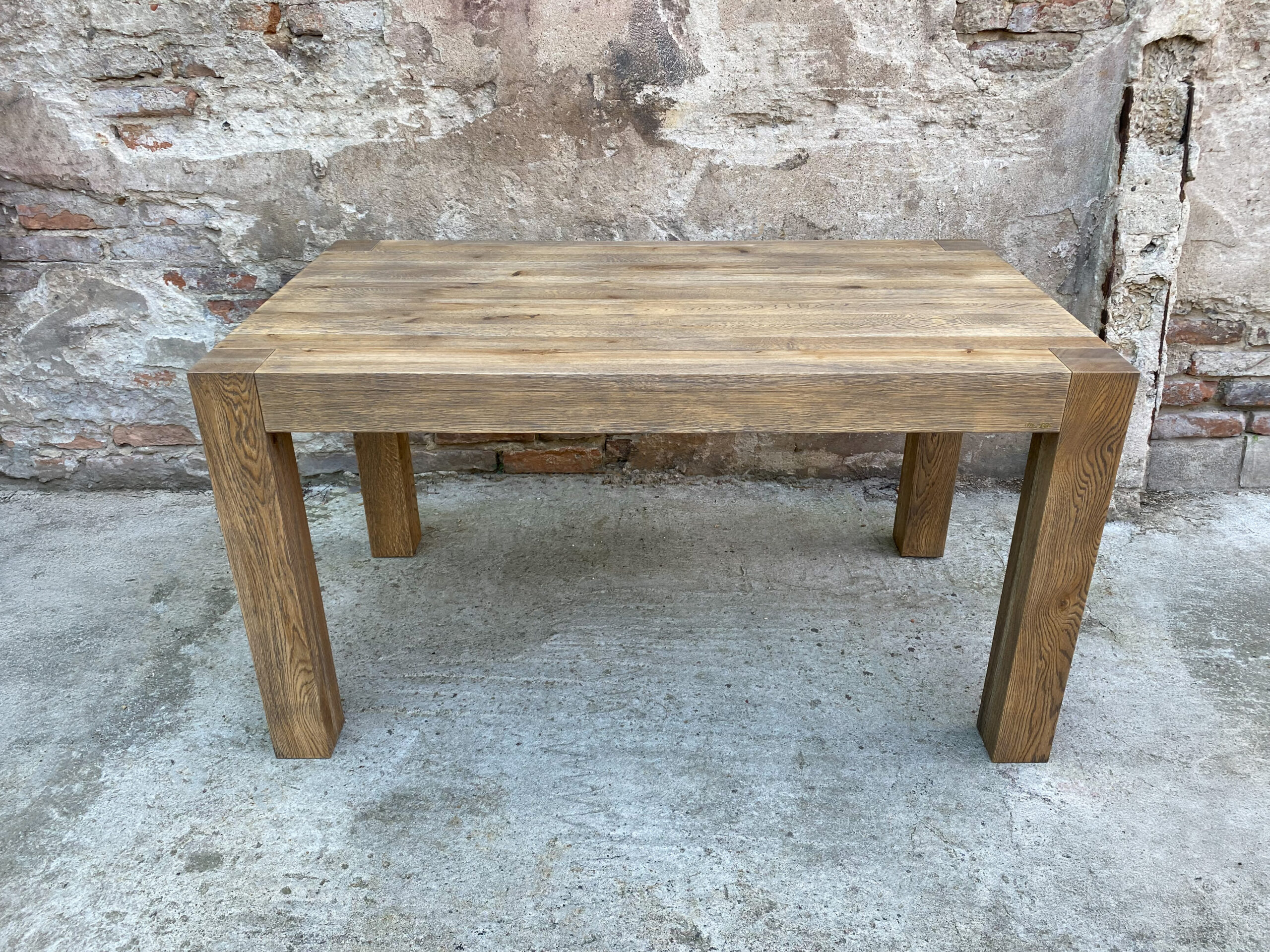 Stół dębowy loftowy – surowy i stylowy.