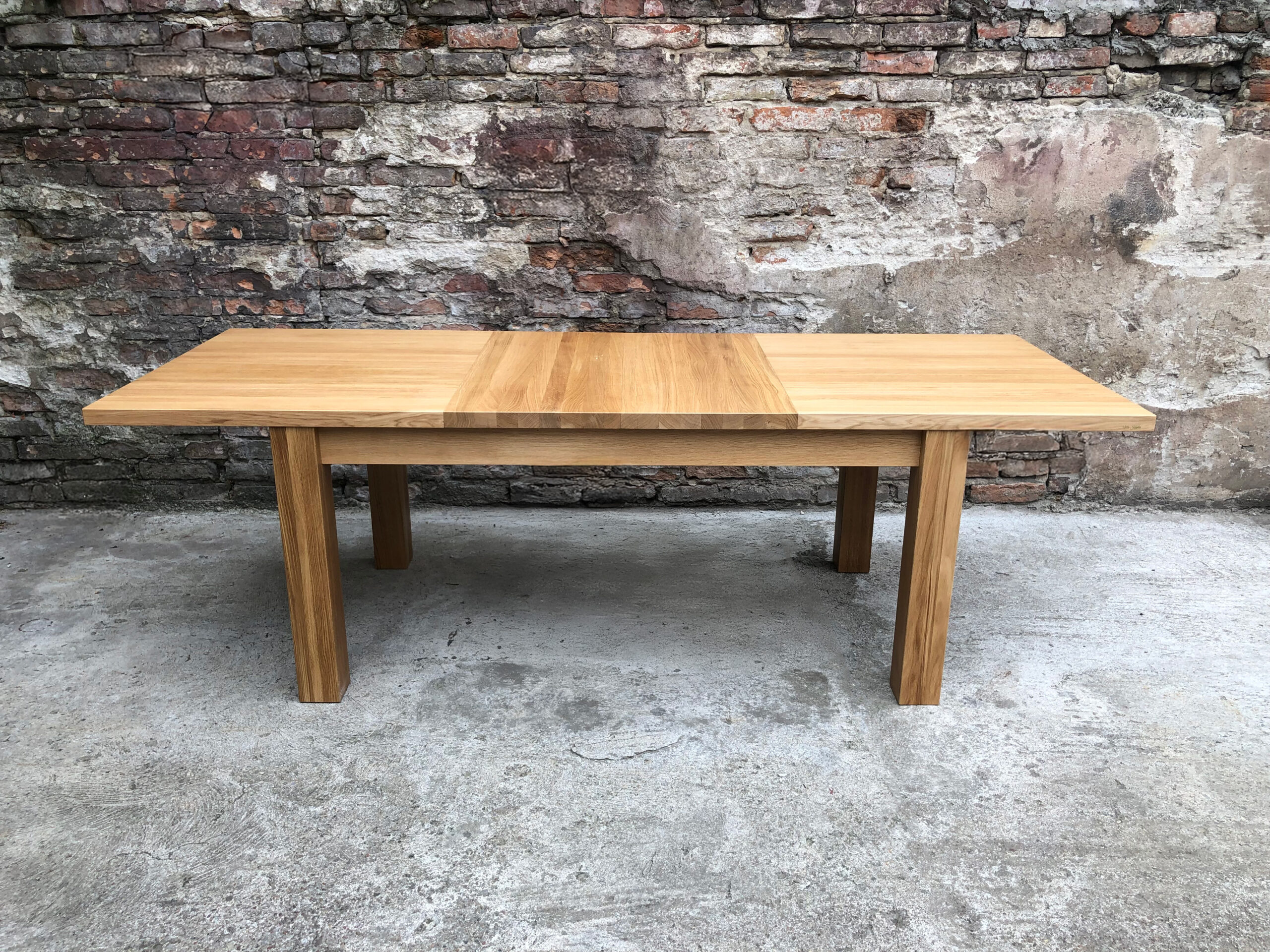 Stół dębowy masywny – elegancja i solidność.