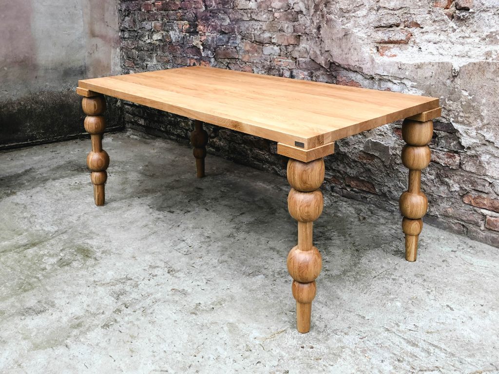 Stół dębowy na wymiar – elegancja i personalizacja.