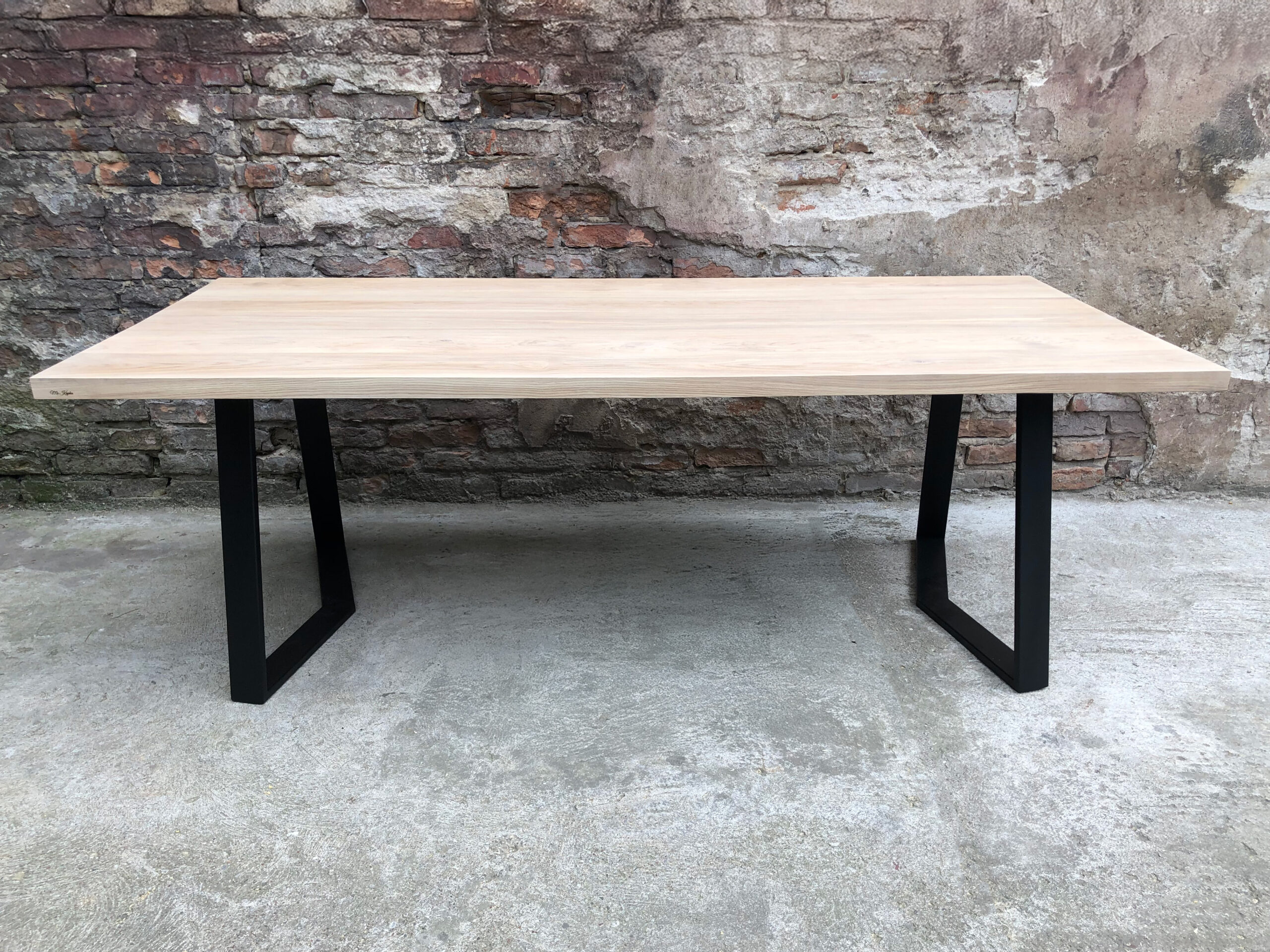 Stół dębowy na zamówienie – elegancja i personalizacja.