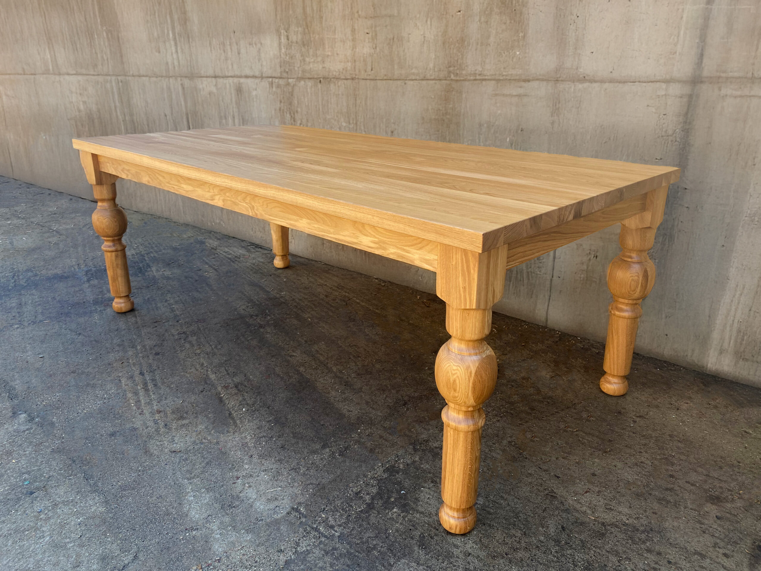 Stół dębowy naturalny – surowa elegancja.