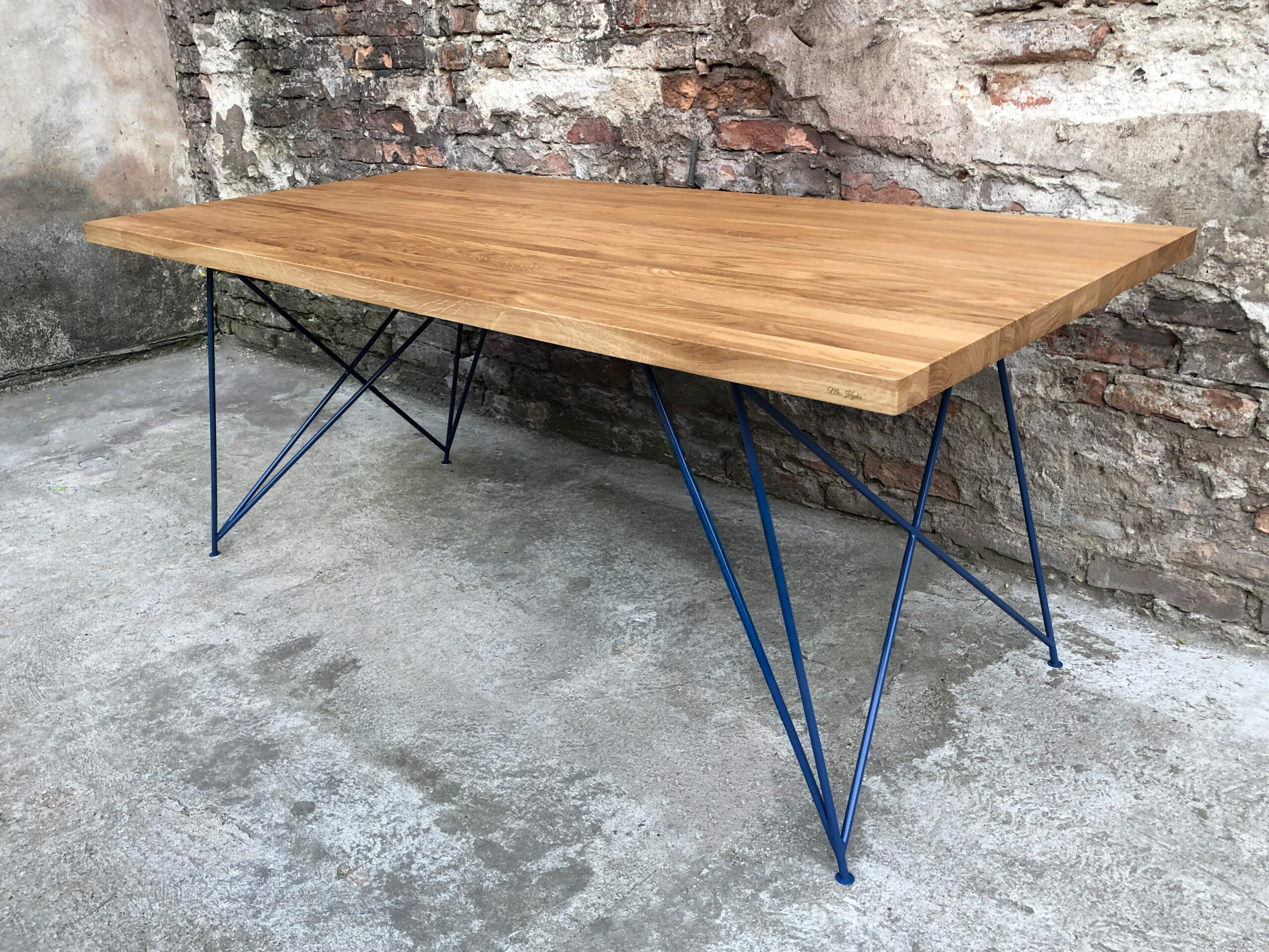 Stół dębowy nowoczesny – minimalistyczny design.