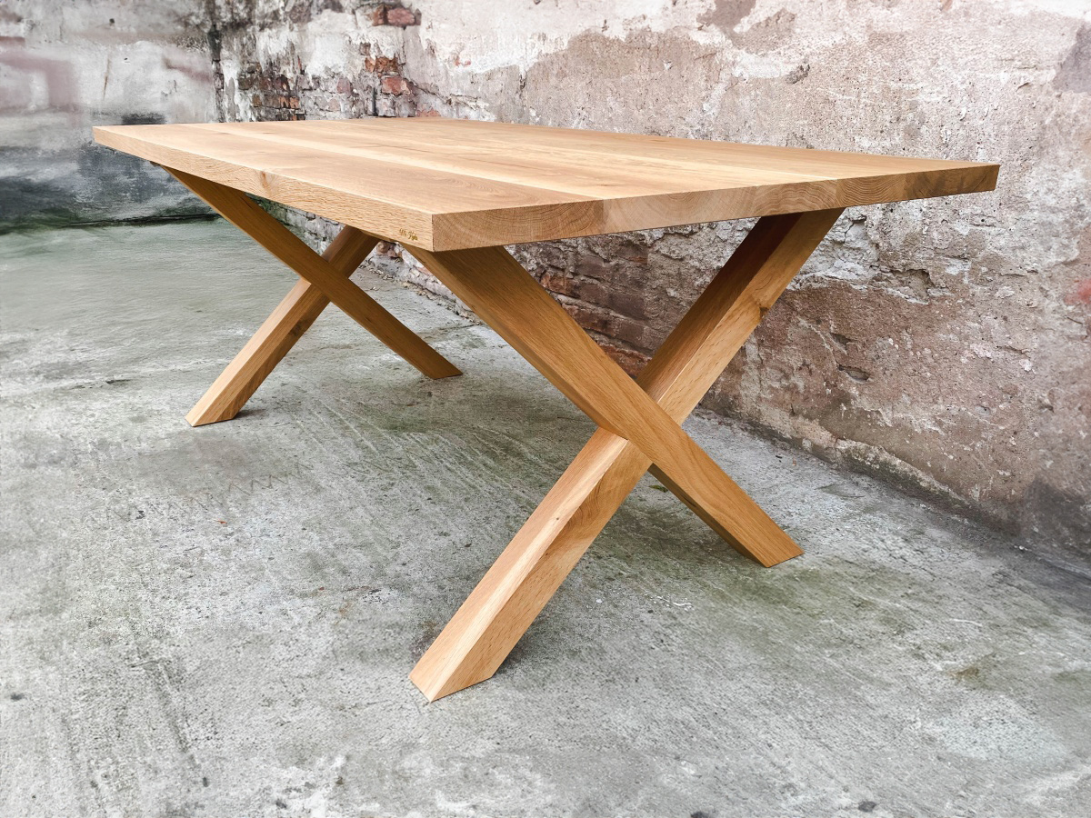 Stół dębowy rustykalny – naturalne piękno drewna.