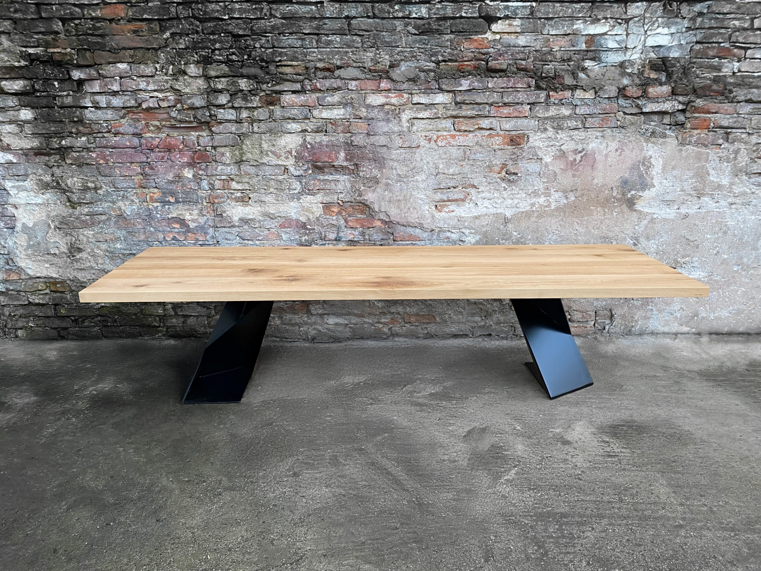 Stół drewniany do biura – profesjonalny i solidny.