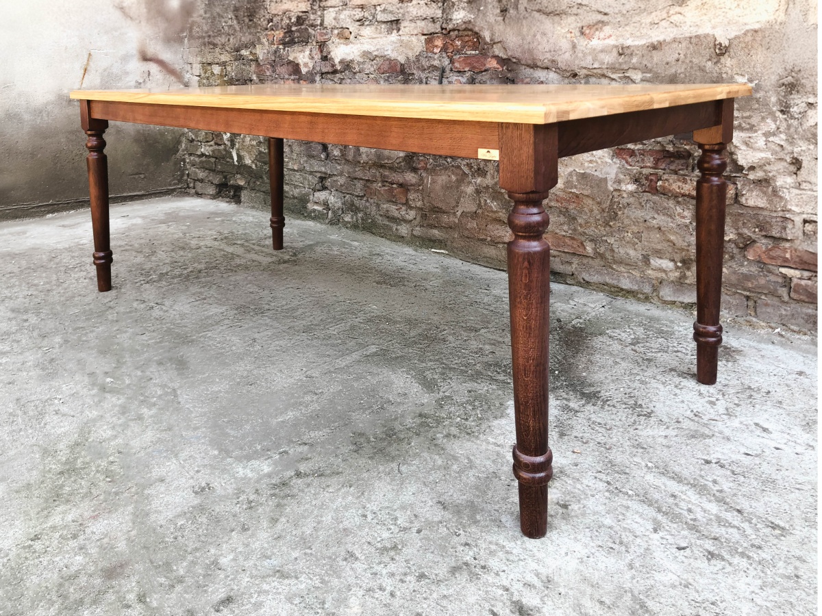 Stół drewniany do kawiarni – stylowy i kompaktowy.