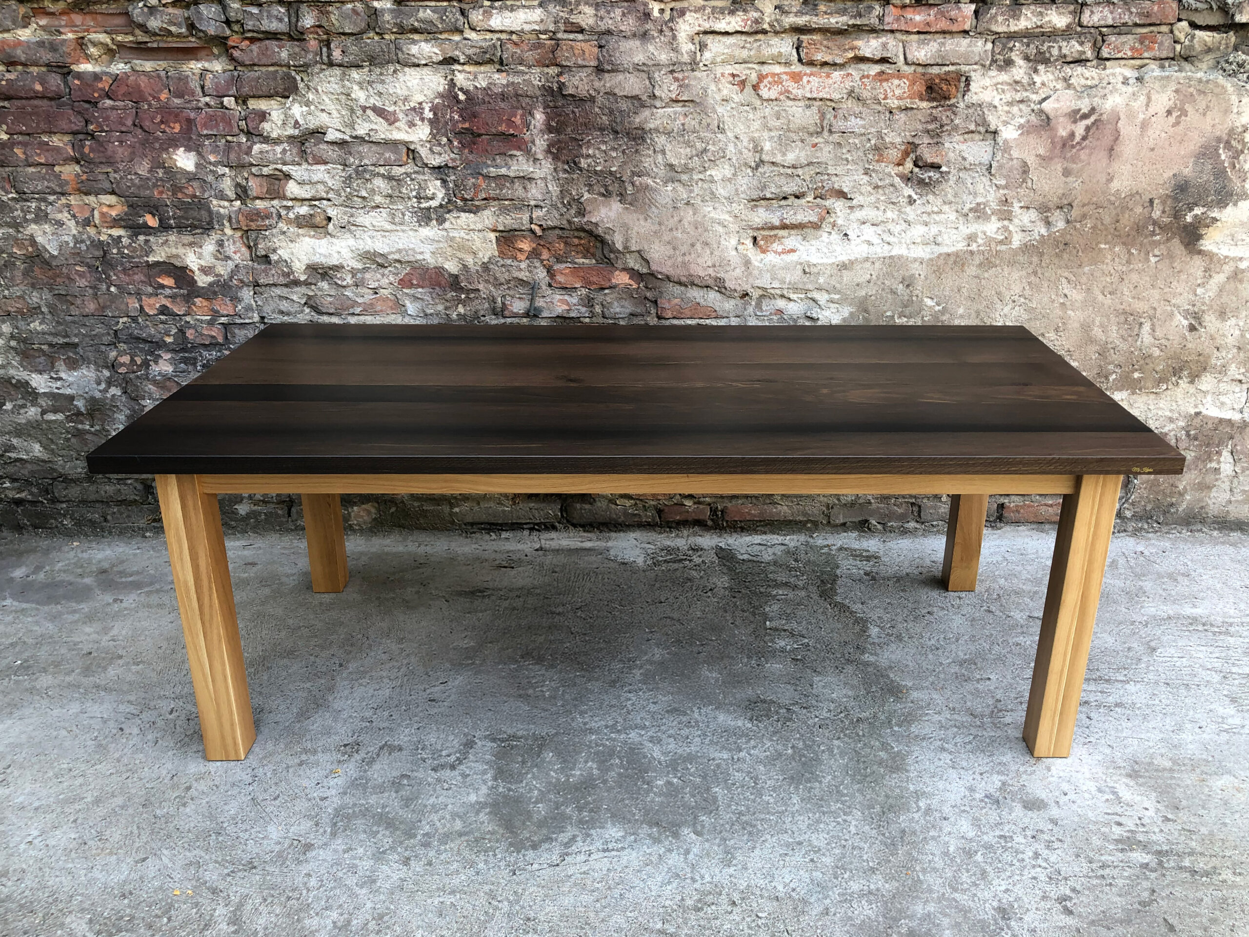 Stół drewniany do komputera – naturalne biurko.