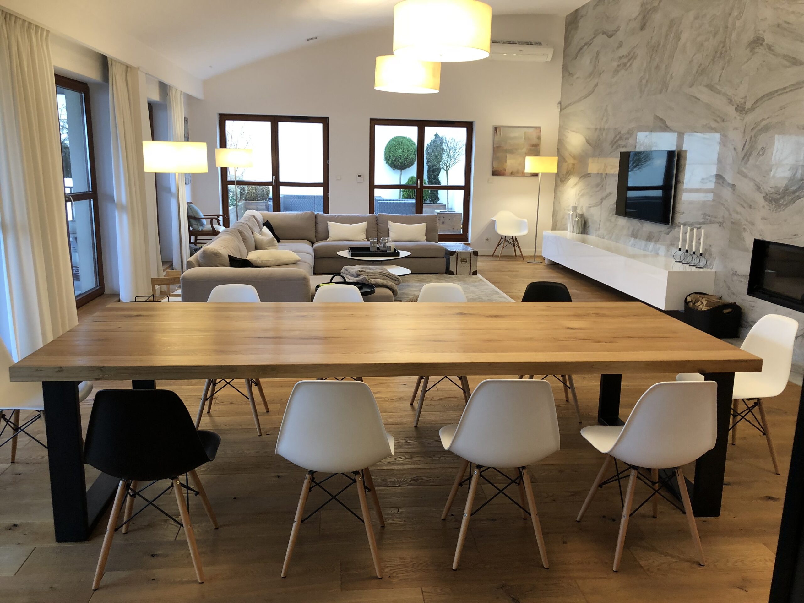 Stół drewniany do salonu – elegancki i trwały.