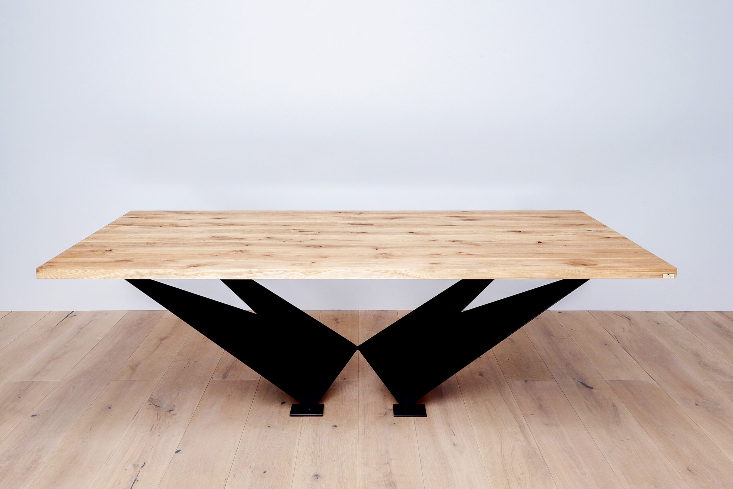 Duży stół drewniany – rodzinne spotkania przy stole.