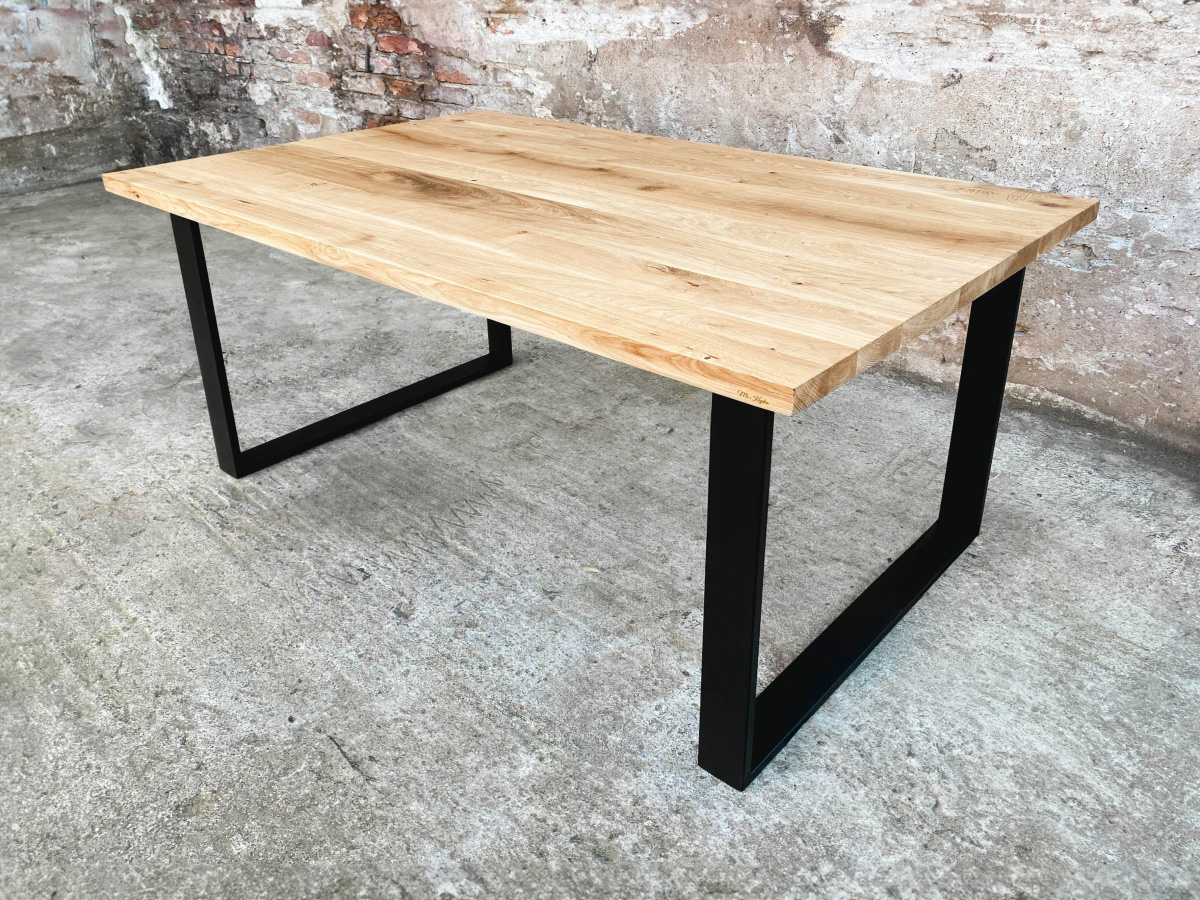 Stół drewniany industrialny – nowoczesny styl loftowy.