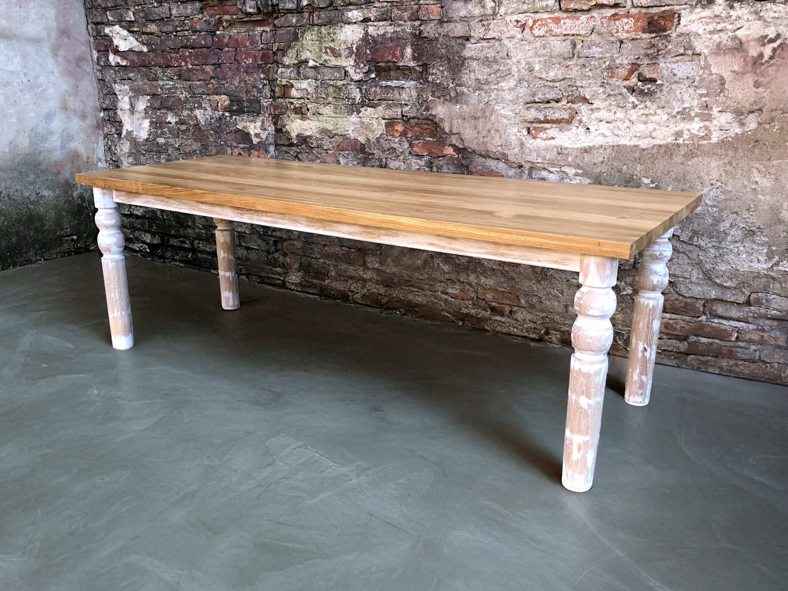 Stół drewniany lity – solidne drewno.