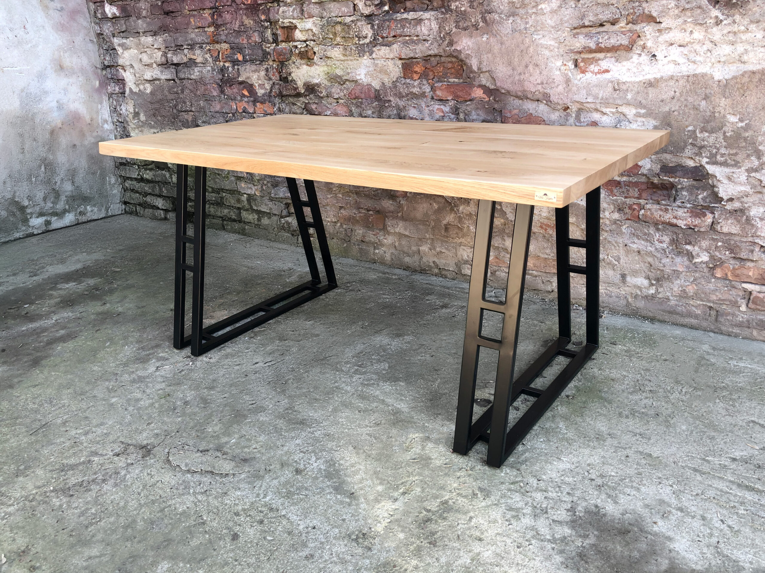 Stół drewniany loftowy – surowe i eleganckie wykończenie.