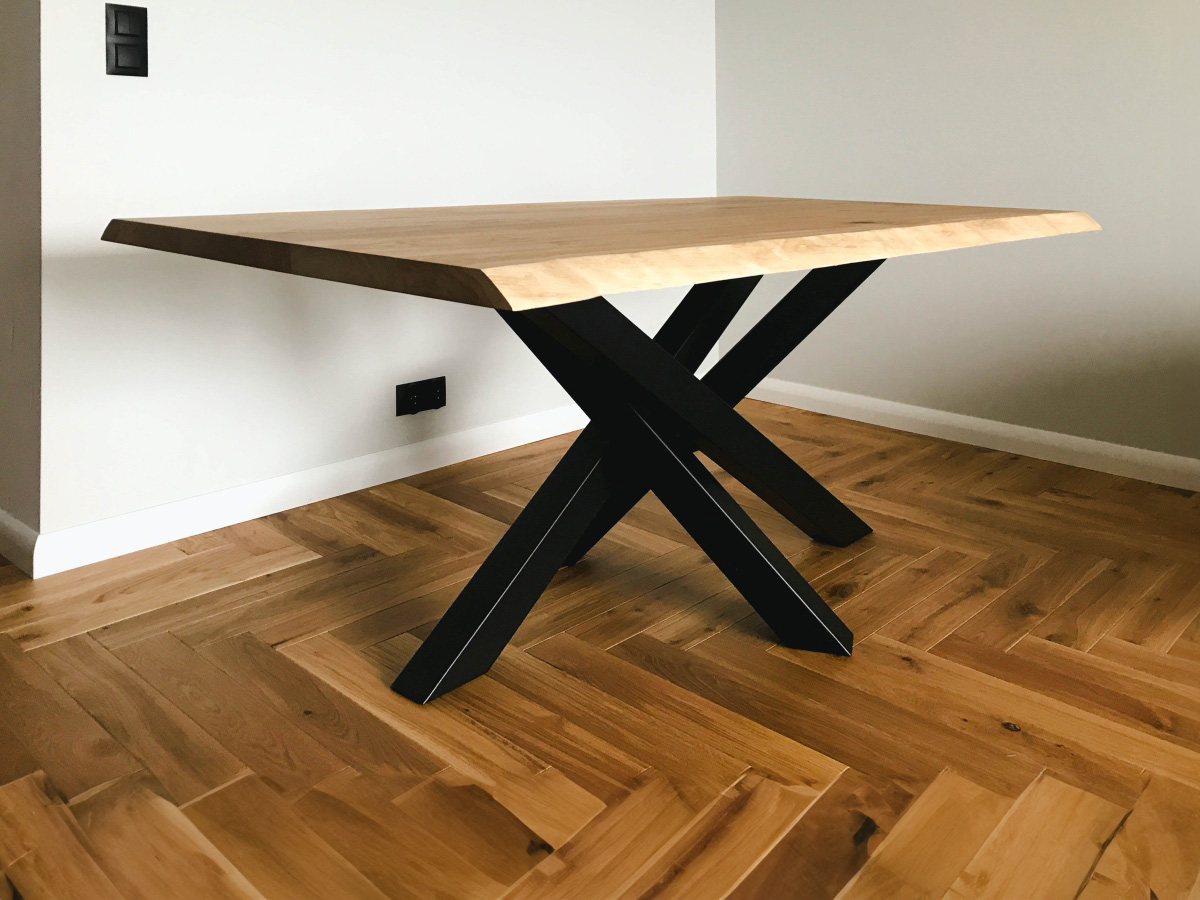 Stół drewniany masywny – solidny i trwały.