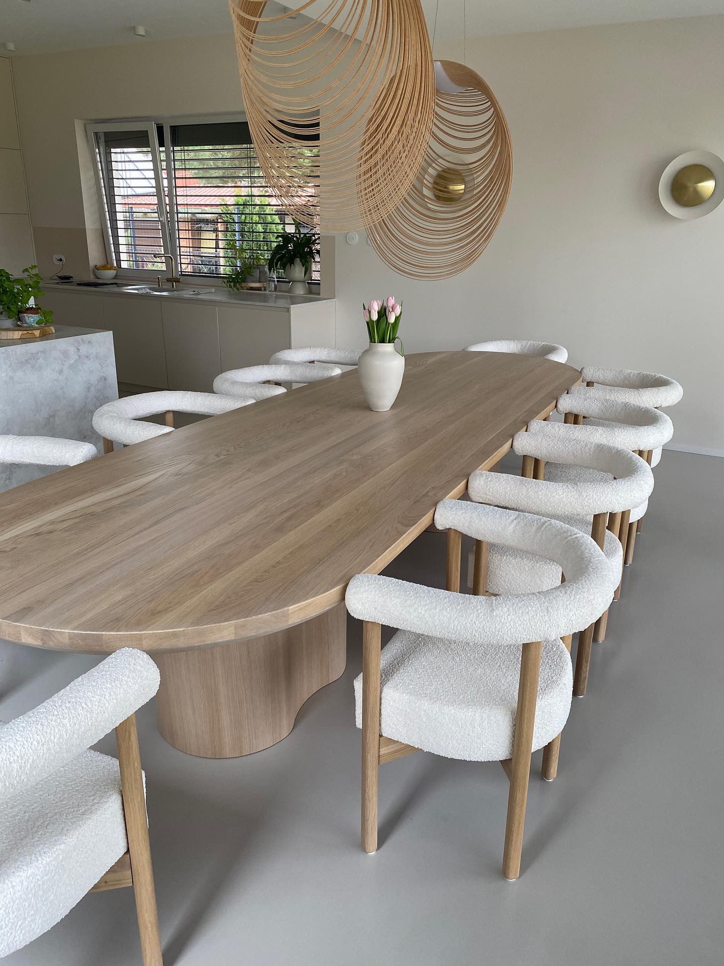 Nowoczesny stół drewniany bielony – jasne drewno.