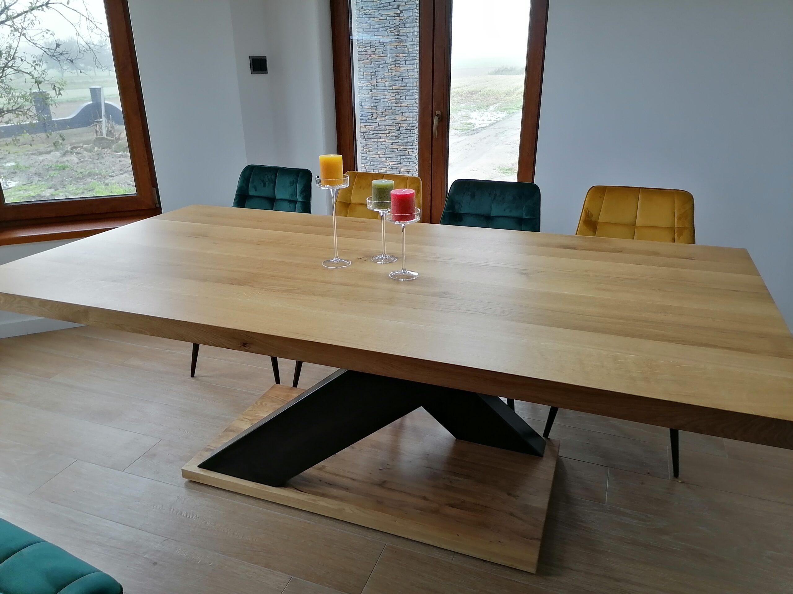 Nowoczesny stół drewniany do salonu – elegancja i minimalizm.