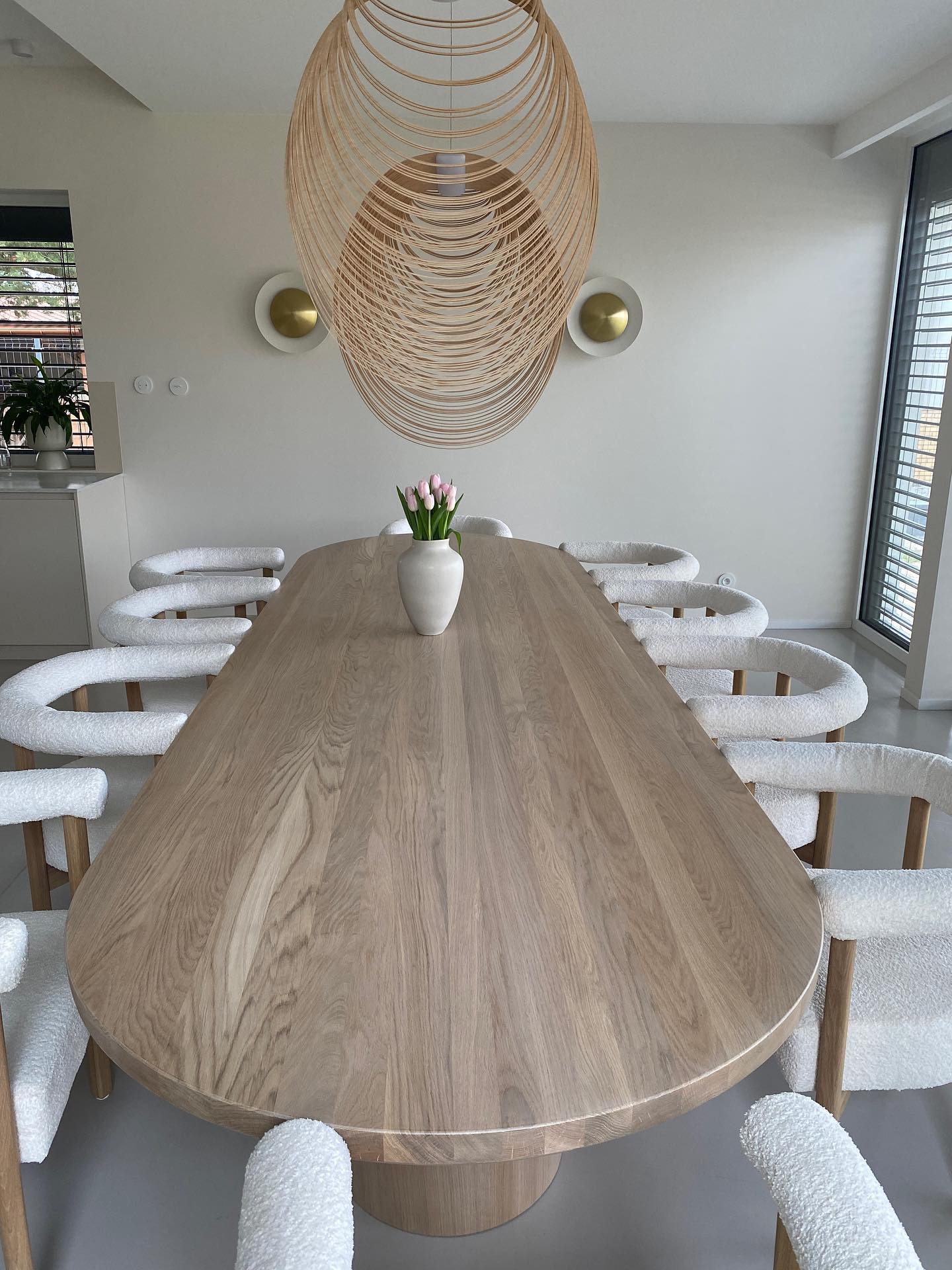 Okrągły stół drewniany w nowoczesnym stylu.