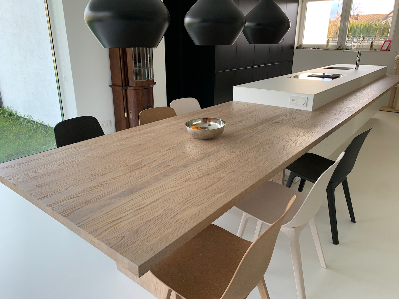 Prostokątny stół drewniany nowoczesny.