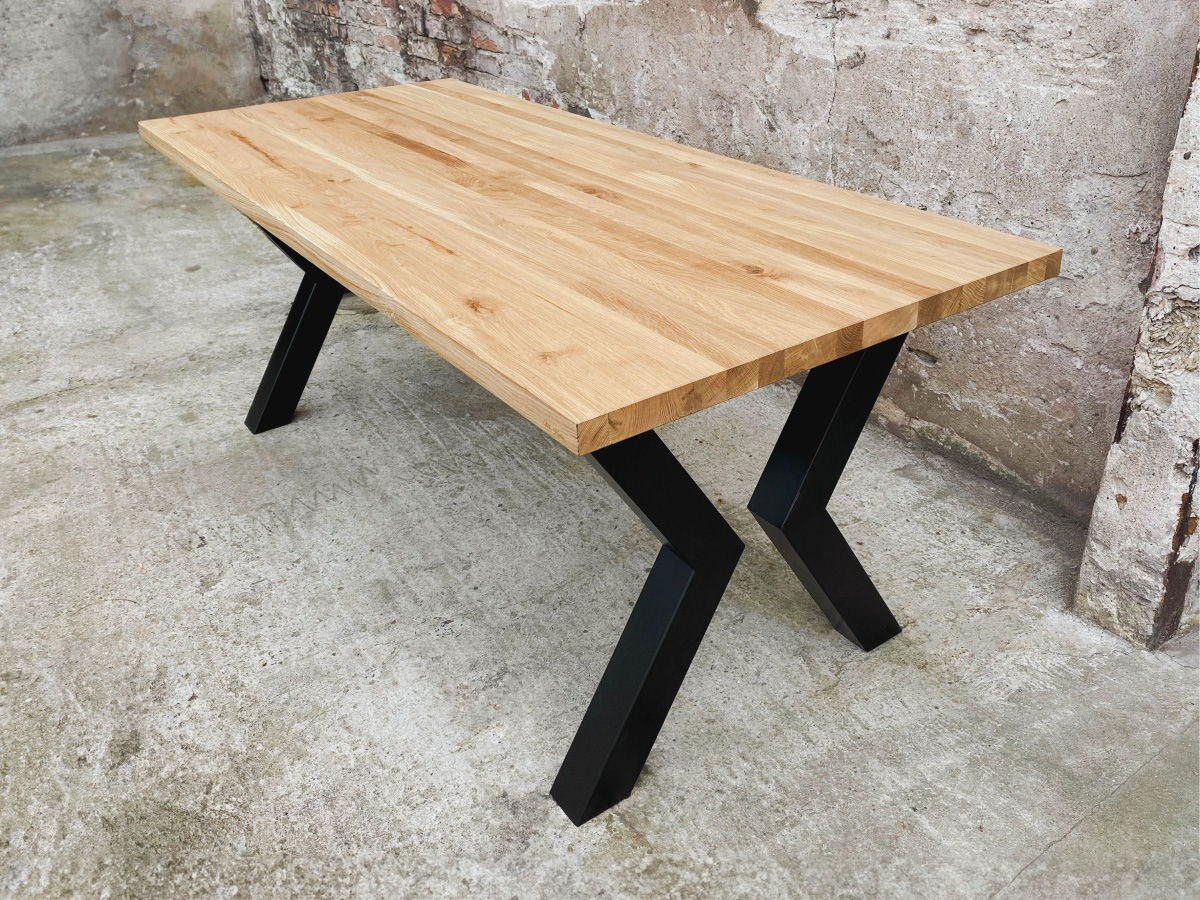 Stół drewniany ogrodowy – solidny i naturalny.