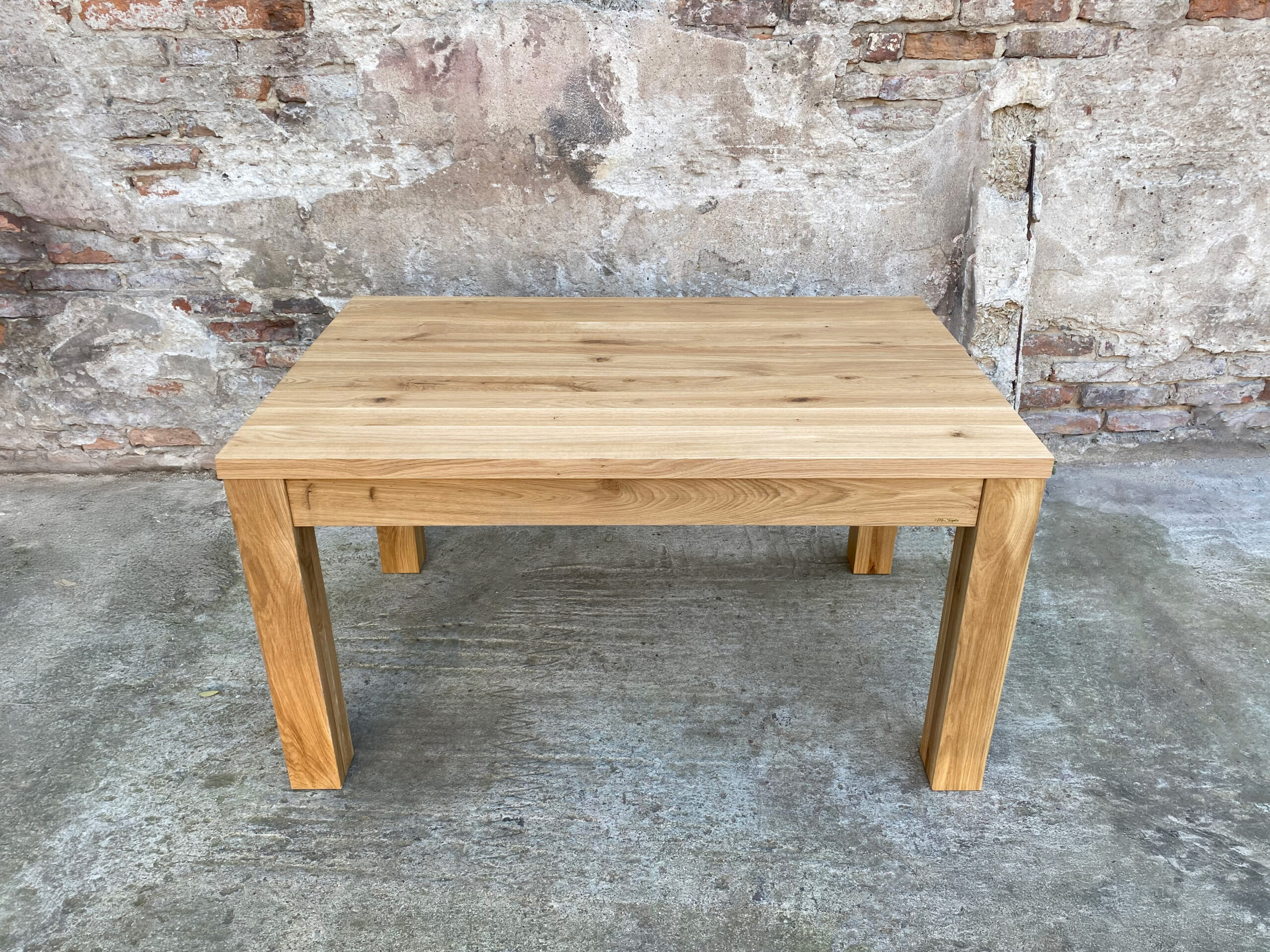 Stół drewniany ręcznie robiony – unikalny projekt.